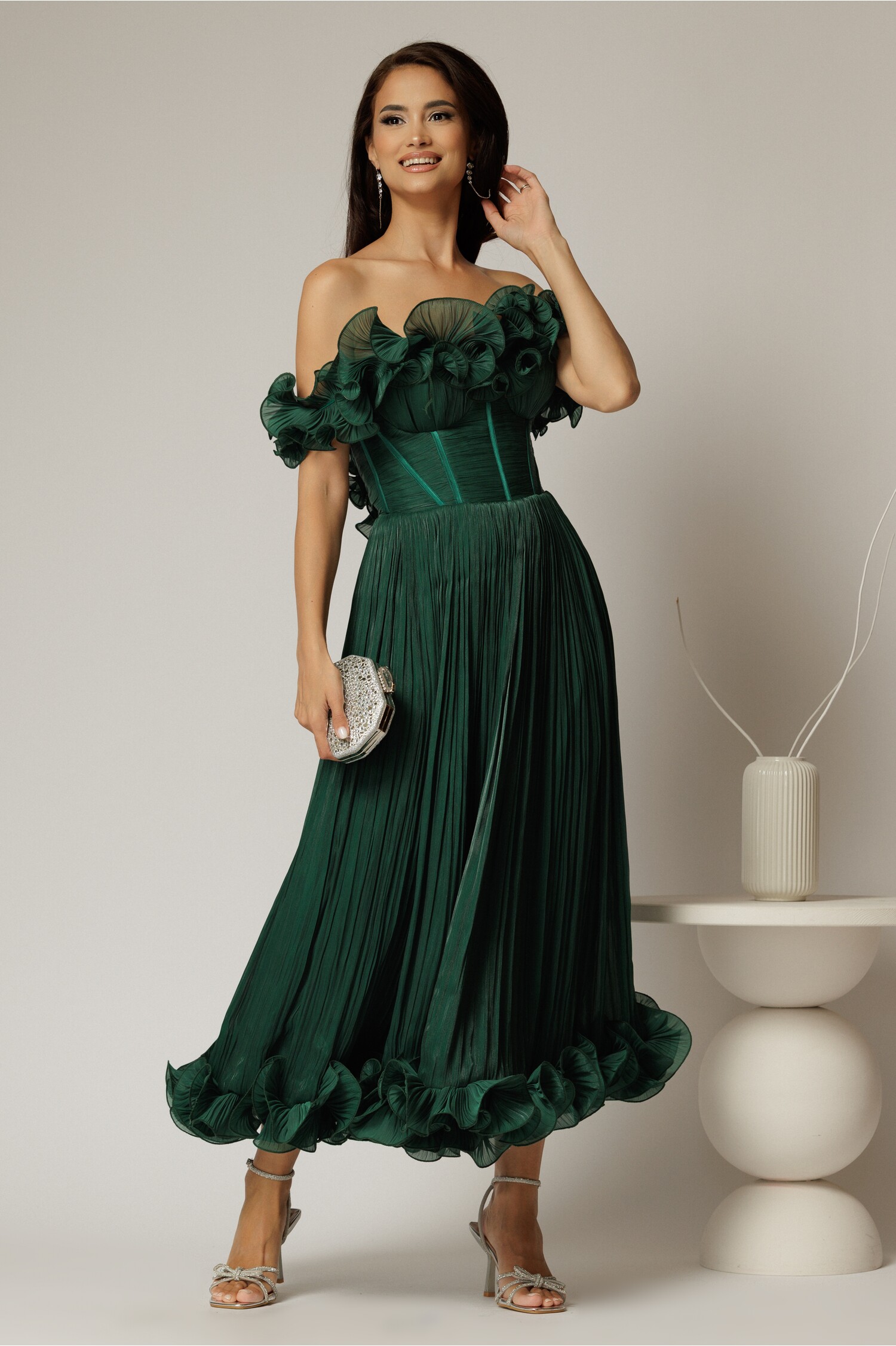Rochie midi verde din voal satinat cu volanase la bust și la bază – DY Fashion Rochie midi verde din voal satinat cu volanase la bust și la bază – DY Fashion