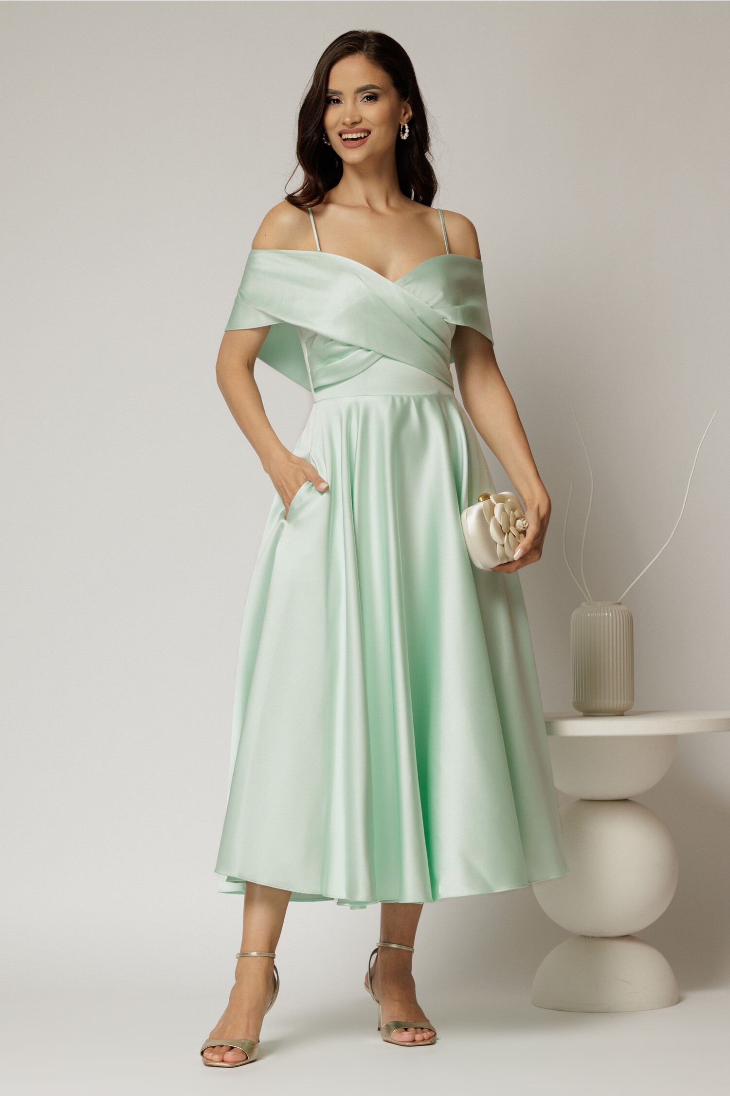 Rochie midi verde mentă din tafta de ocazie cu umeri goi – DY Fashion Rochie midi verde mentă din tafta de ocazie cu umeri goi – DY Fashion