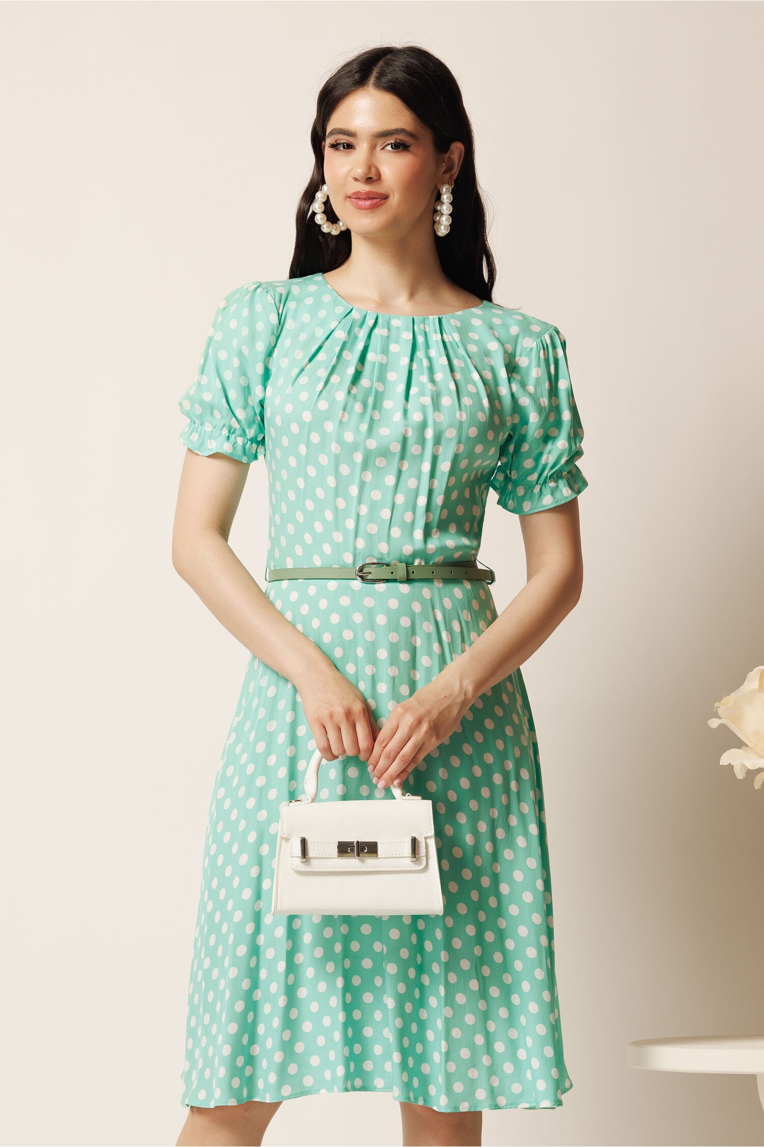 Rochie midi verde mint din viscoză cu buline și curea în talie Rochie midi verde mint din viscoză cu buline și curea în talie