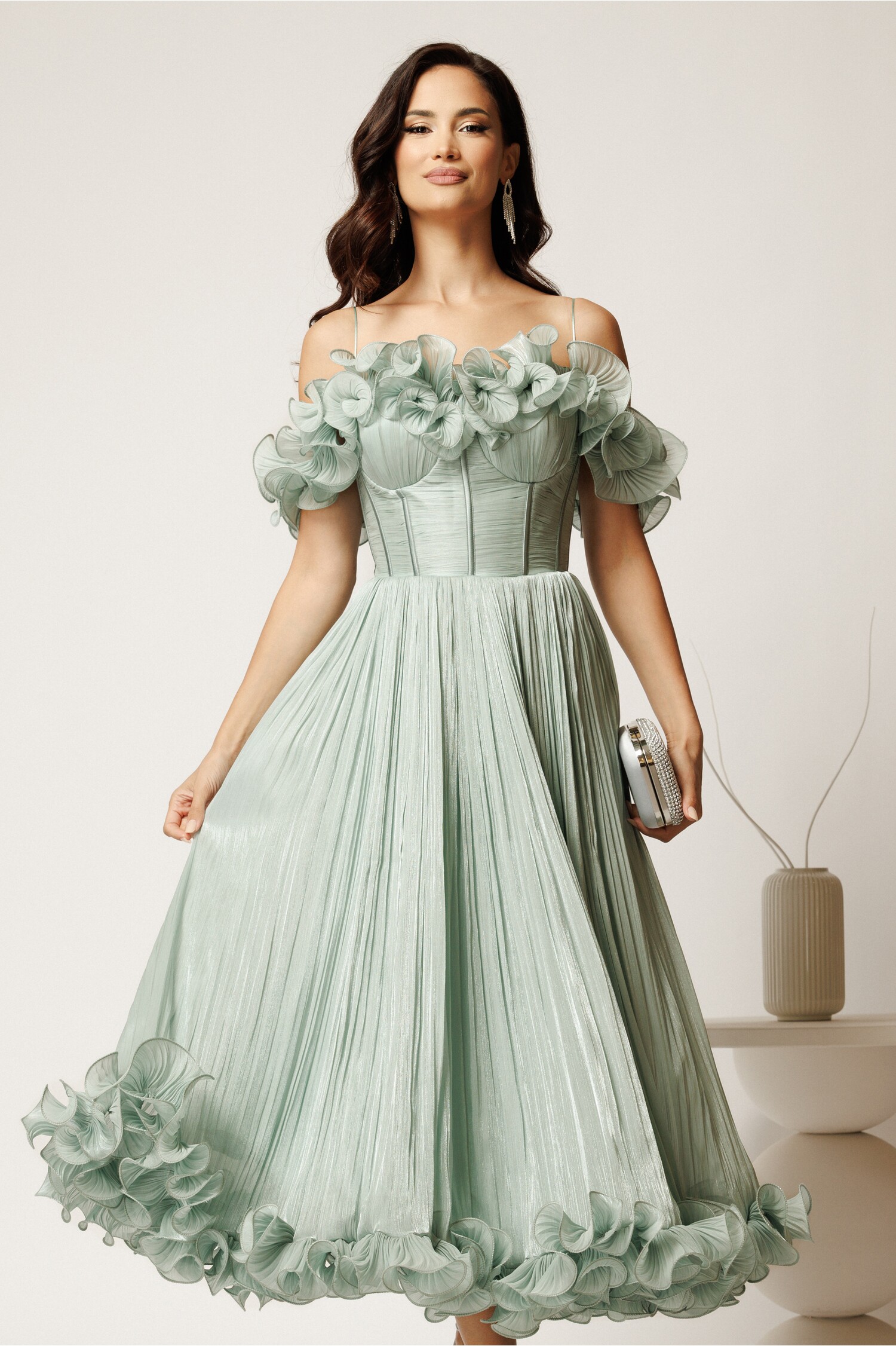 Rochie midi verde mint în clos din voal satinat cu volanase – DY Fashion Rochie midi verde mint în clos din voal satinat cu volanase – DY Fashion