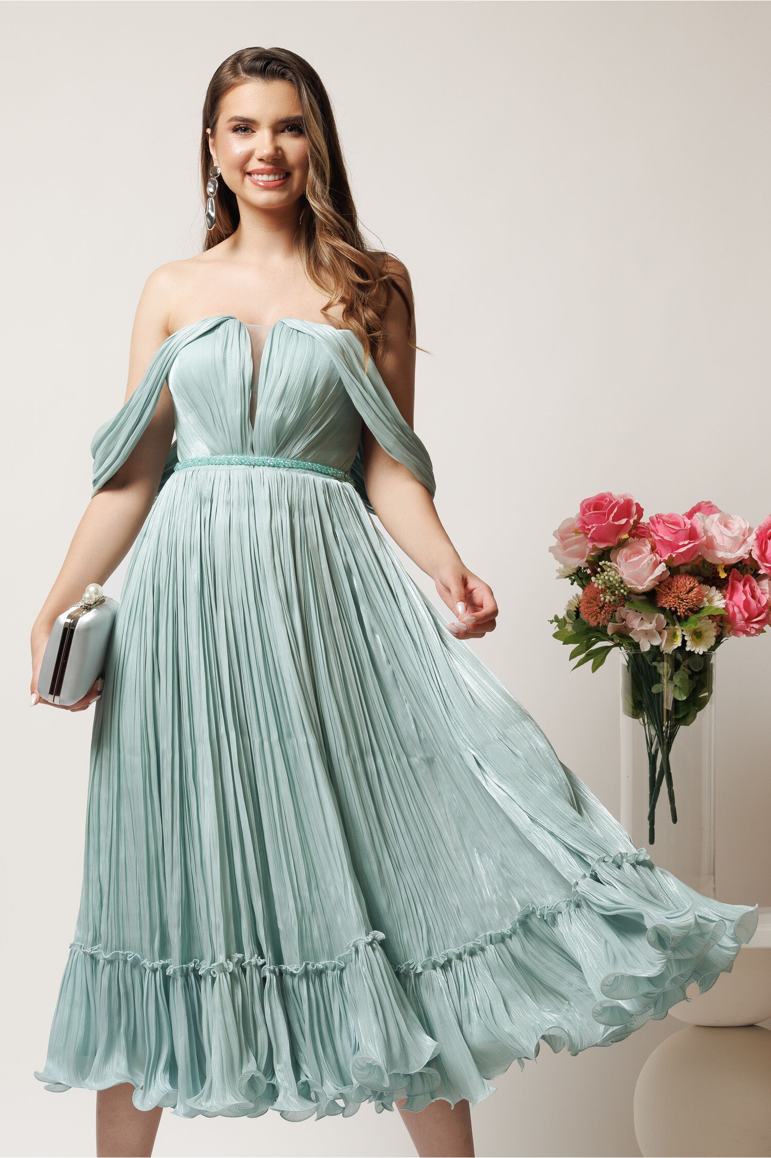 Rochie midi verde mint din voal satinat cu aplicații căzute pe umeri Rochie midi verde mint din voal satinat cu aplicații căzute pe umeri