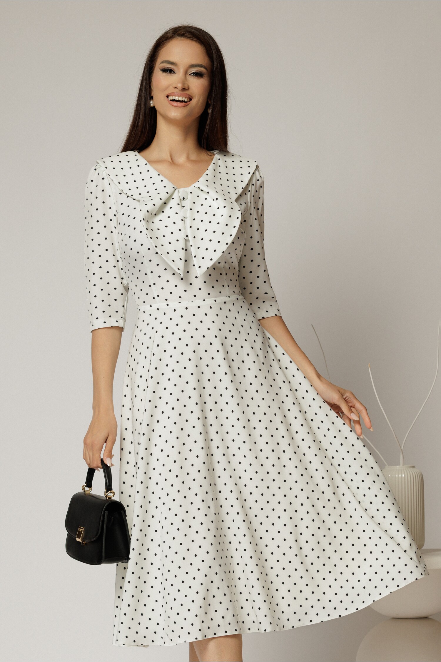 Rochie midi albă cu buline și guler amplu, croi clos – DY Fashion Rochie midi albă cu buline și guler amplu, croi clos – DY Fashion