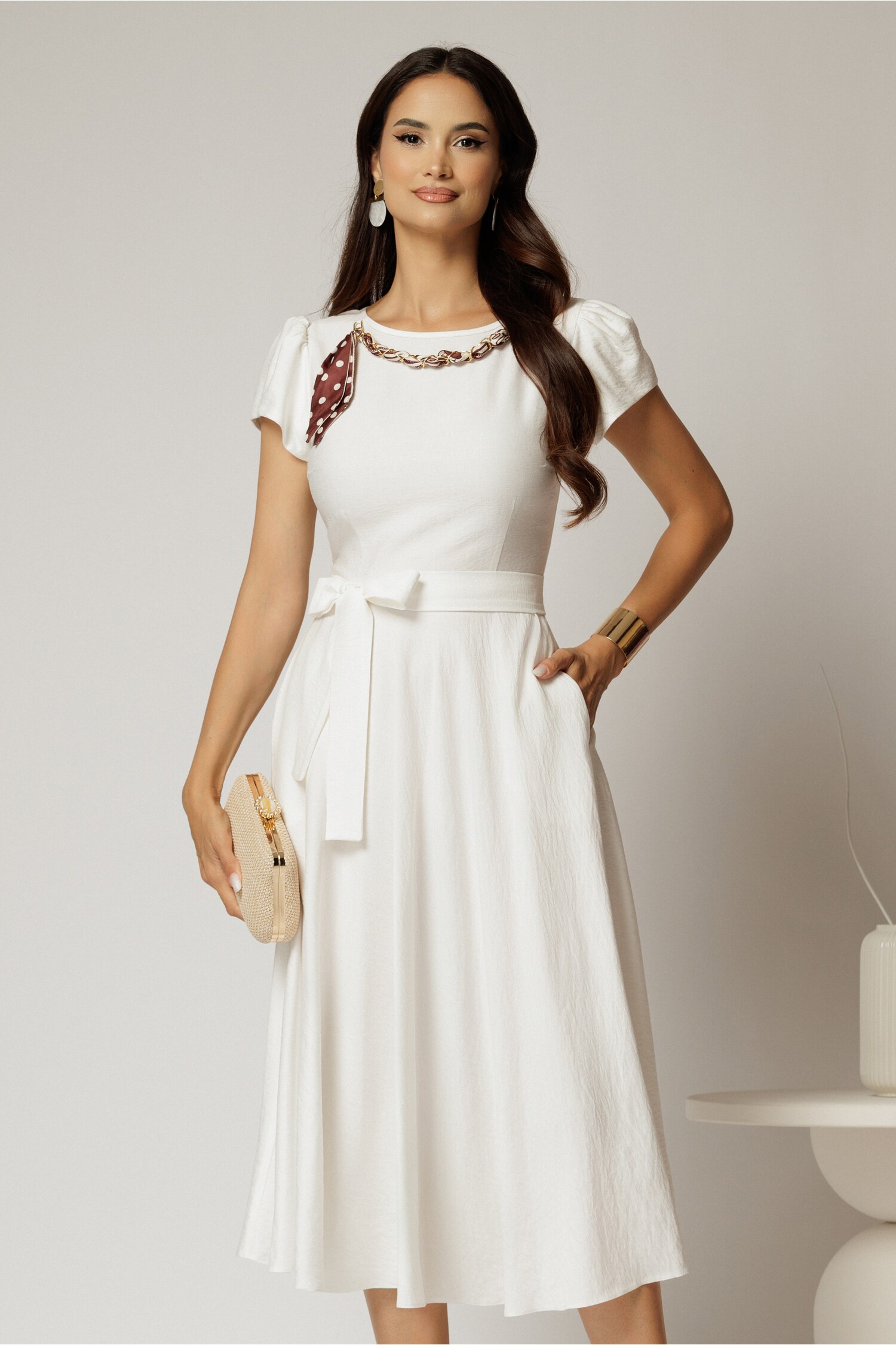 Rochie midi albă din rayon cu lanț și eșarfă la decolteu – DY Fashion Rochie midi albă din rayon cu lanț și eșarfă la decolteu – DY Fashion