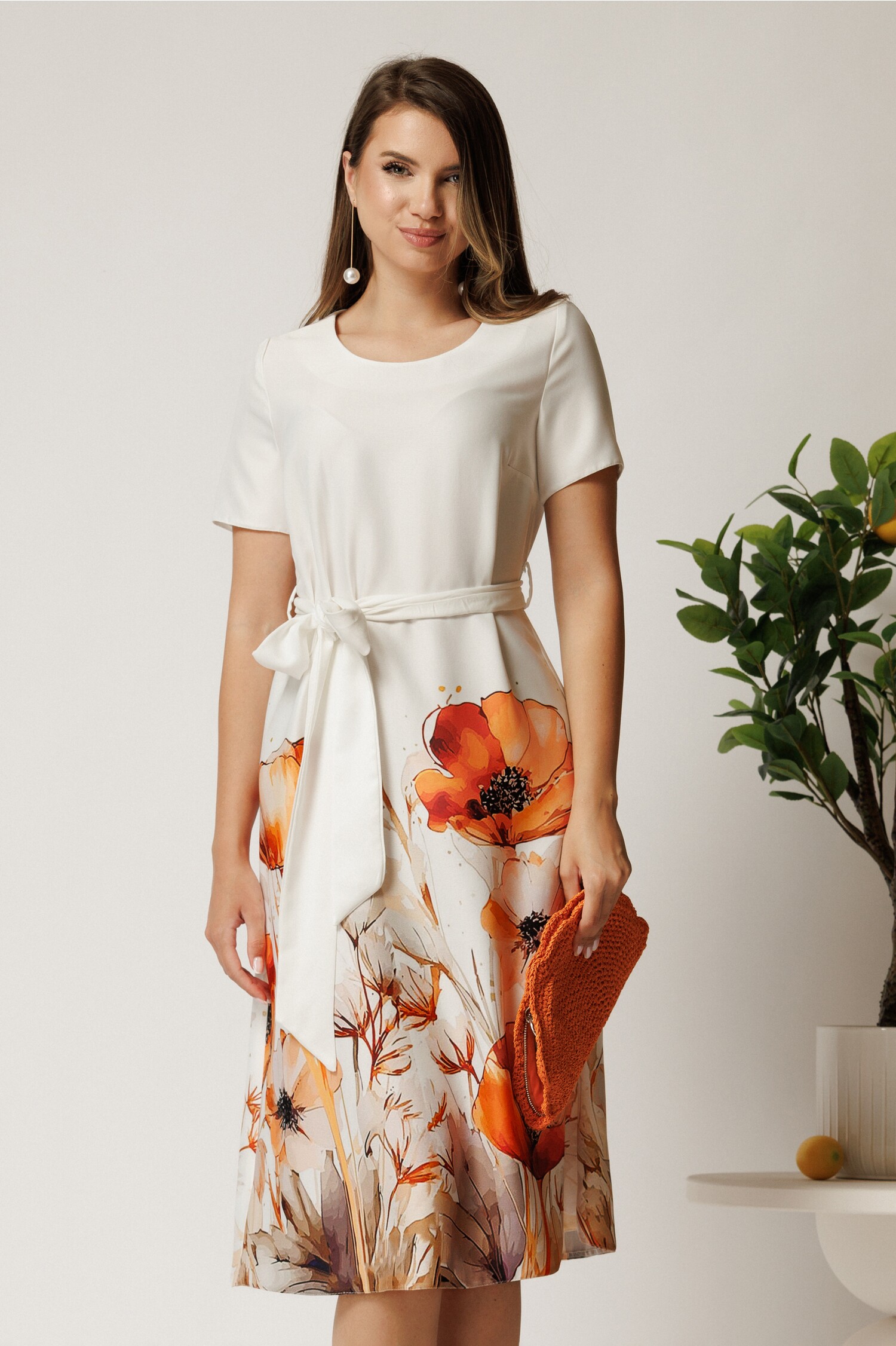 Rochie midi albă din satin cu imprimeu floral și cordon în talie Rochie midi albă din satin cu imprimeu floral și cordon în talie