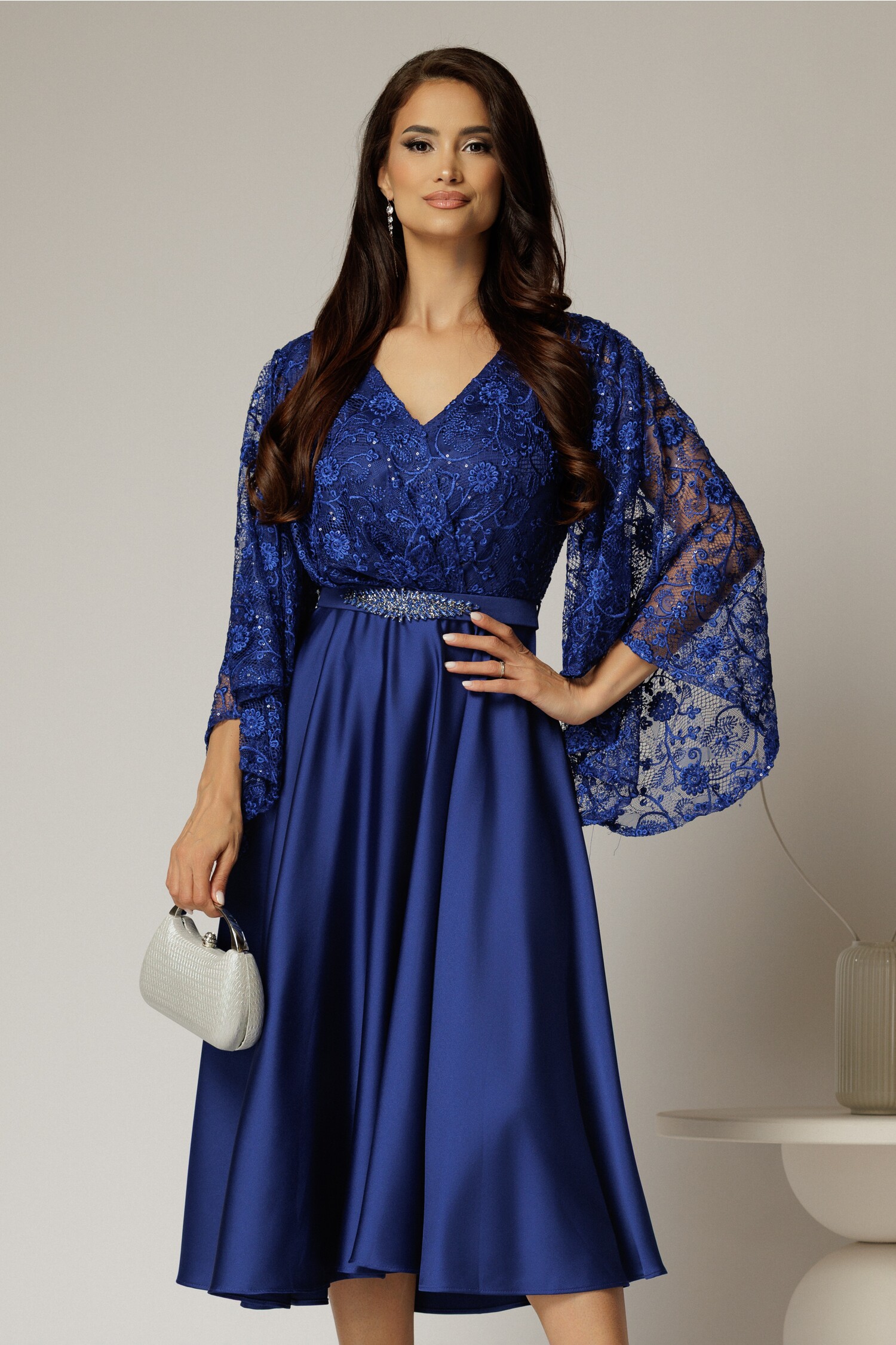 Rochie midi albastră de ocazie din satin și dantelă – DY Fashion Rochie midi albastră de ocazie din satin și dantelă – DY Fashion