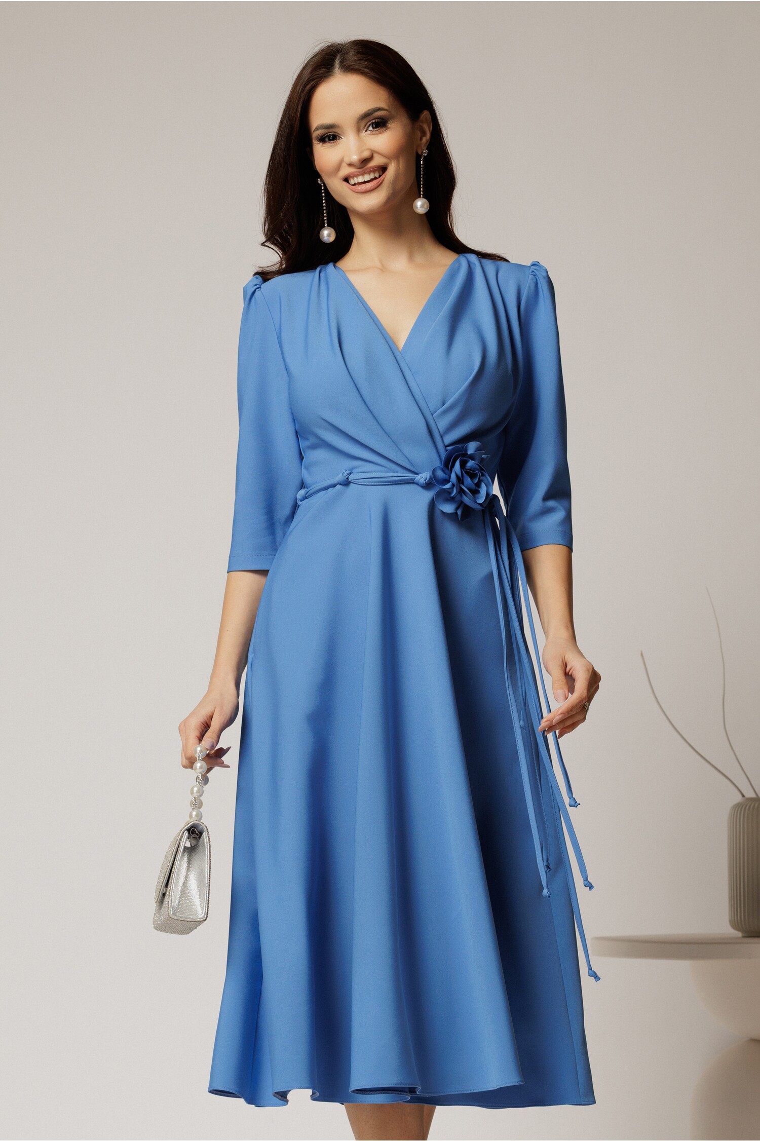 Rochie midi albastră din stofă cu floare în talie – DY Fashion Rochie midi albastră din stofă cu floare în talie – DY Fashion