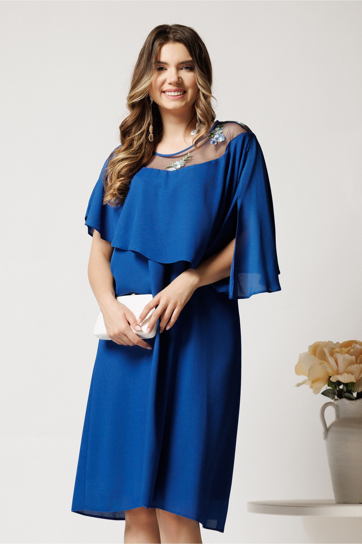 Rochie midi albastră din voal cu volan și broderie pe bust Rochie midi albastră din voal cu volan și broderie pe bust