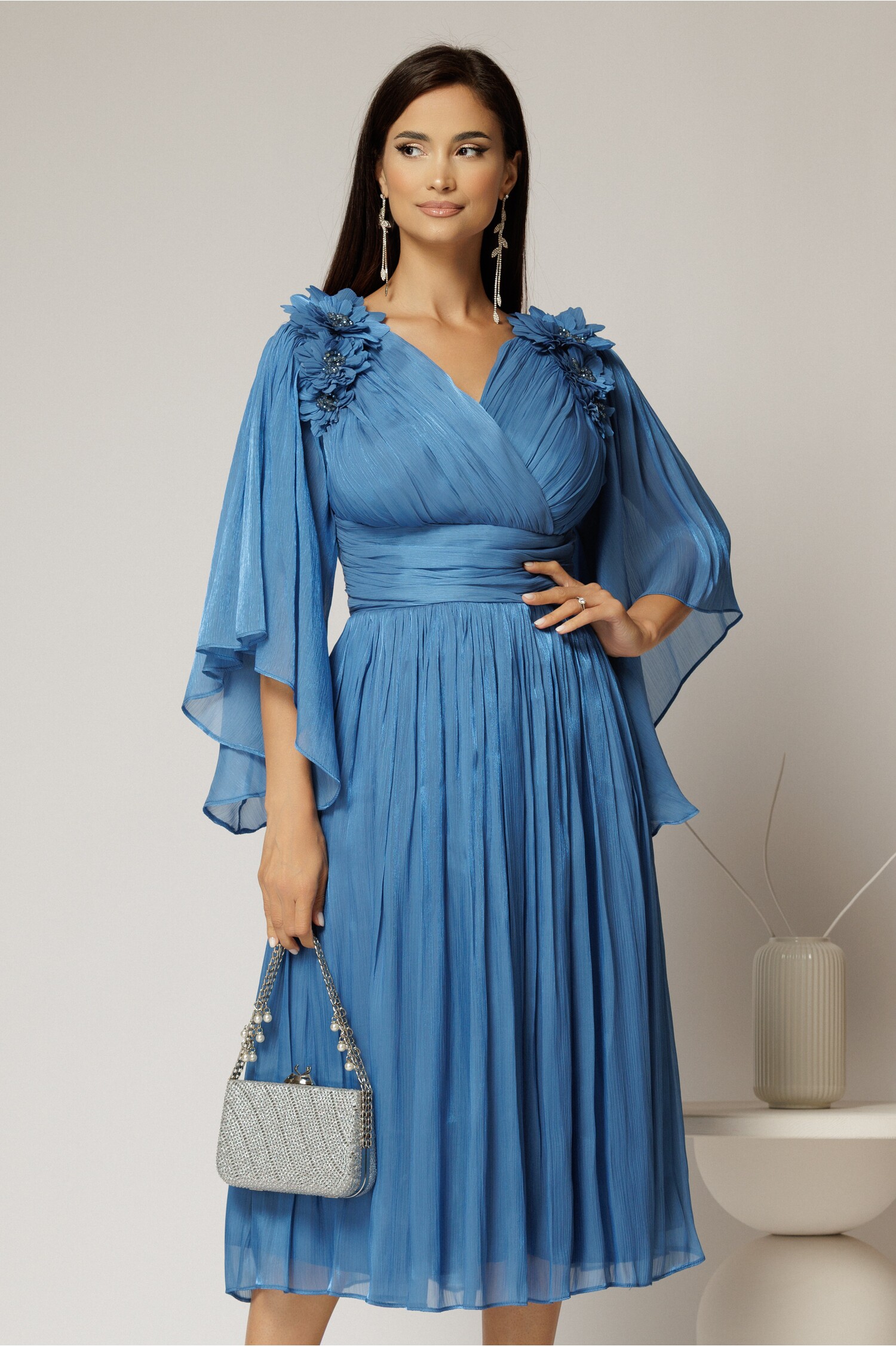 Rochie midi albastră din voal peliculizat cu decolteu petrecut și aplicații florale – DY Fashion Rochie midi albastră din voal peliculizat cu decolteu petrecut și aplicații florale – DY Fashion