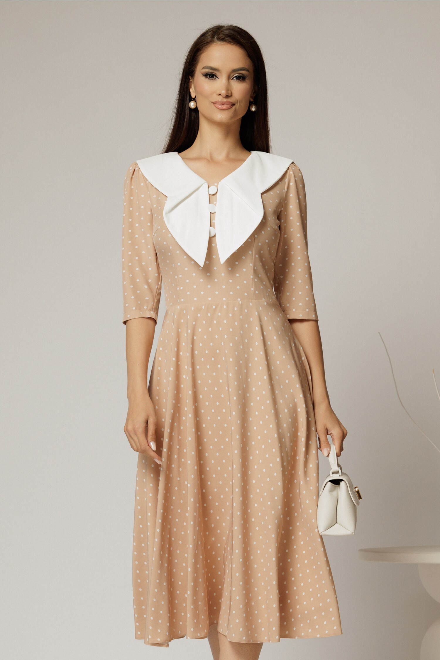 Rochie midi bej cu buline și guler amplu, croi clos – DY Fashion Rochie midi bej cu buline și guler amplu, croi clos – DY Fashion