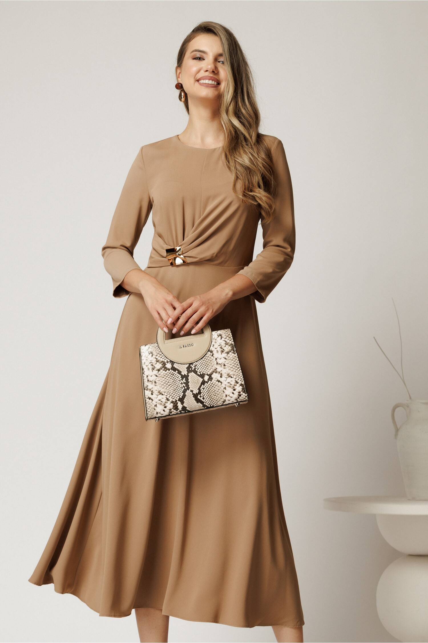 Rochie midi bej din crep in clos cu fronseu si aplicatie metalica in talie Rochie midi bej din crep in clos cu fronseu si aplicatie metalica in talie