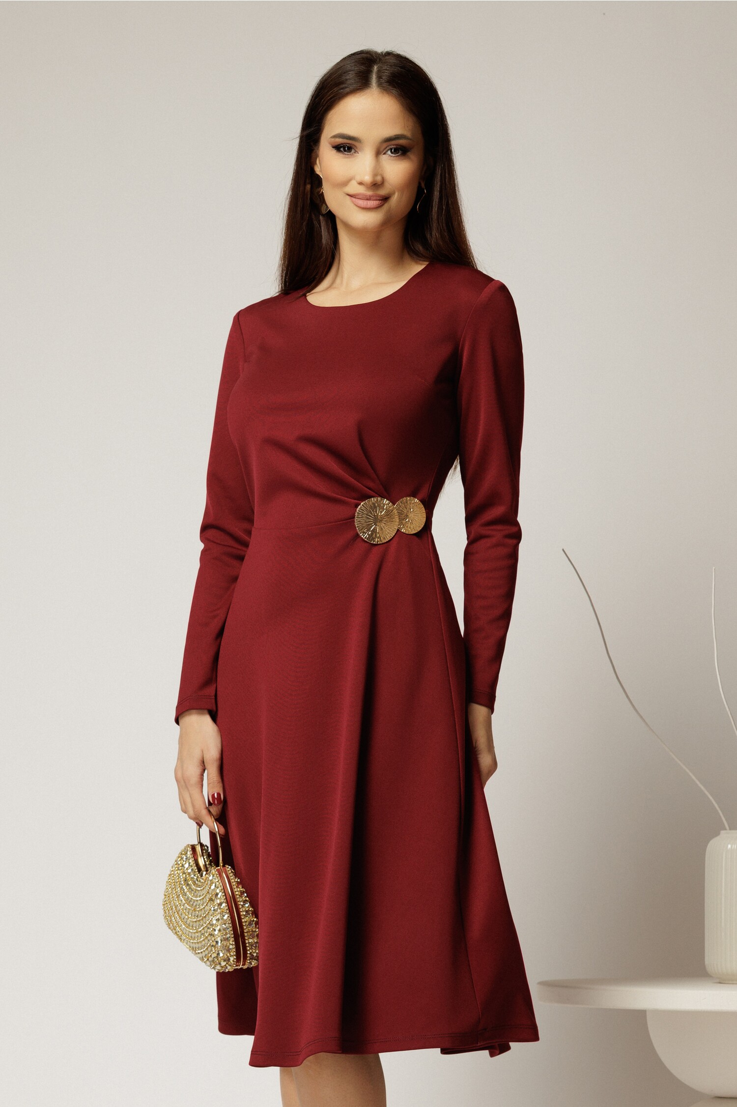 Rochie midi bordo cu accesoriu auriu în talie și pliuri Rochie midi bordo cu accesoriu auriu în talie și pliuri