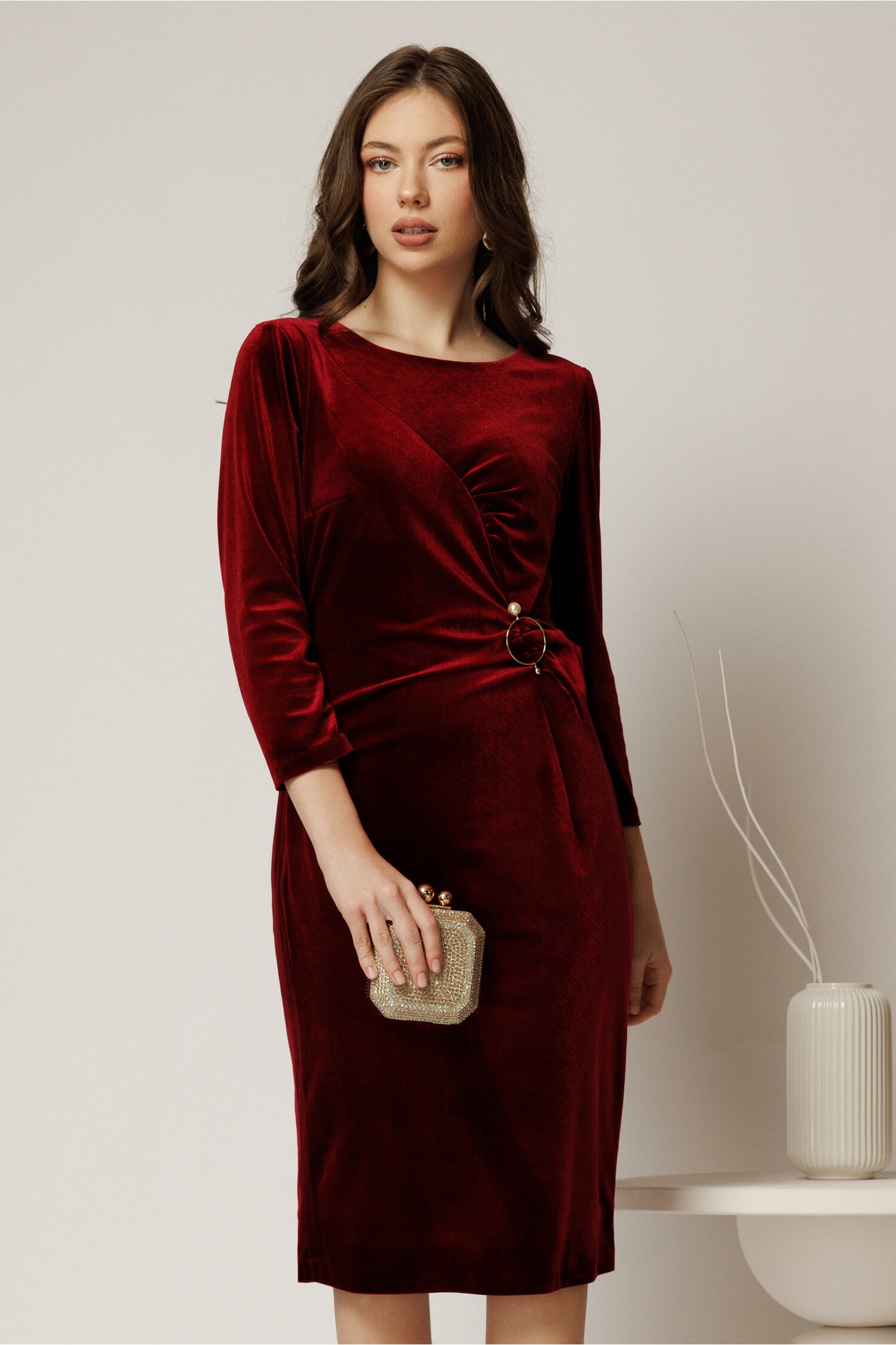 Rochie de ocazie midi bordo din catifea cu detaliu perlat la talie Rochie de ocazie midi bordo din catifea cu detaliu perlat la talie