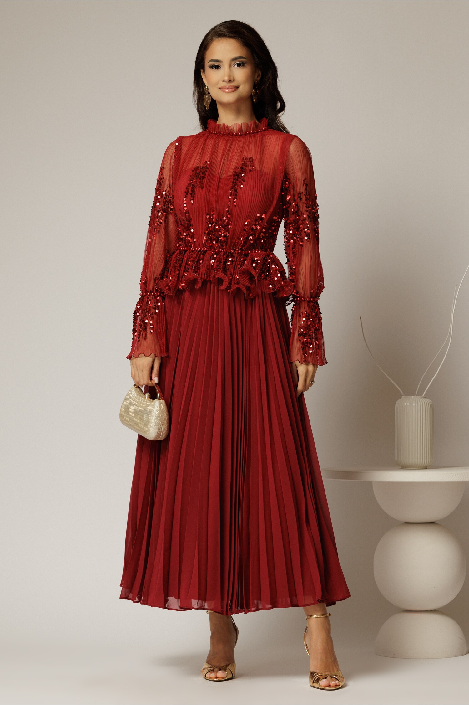 Rochie midi bordo de seară din voal plisat cu perle și paiete – DY Fashion Rochie midi bordo de seară din voal plisat cu perle și paiete – DY Fashion