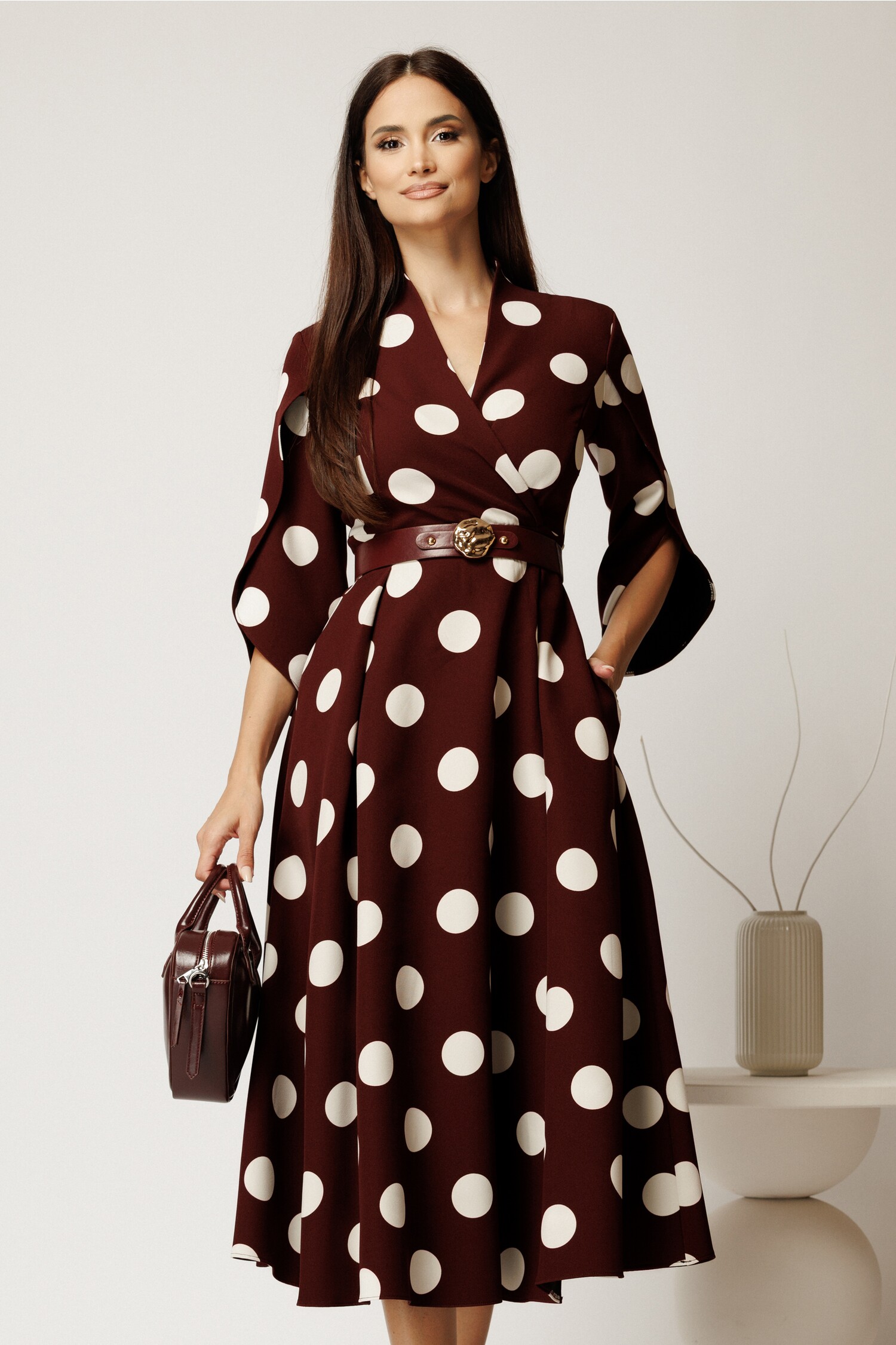 Rochie midi bordo din stofă în clos cu buline mari și curea în talie Rochie midi bordo din stofă în clos cu buline mari și curea în talie