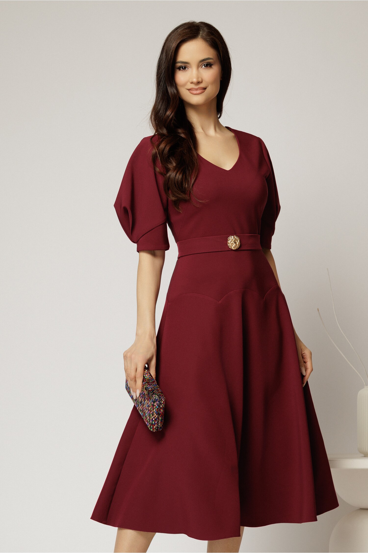Rochie midi bordo elegantă cu fustă clos, decolteu adânc în v și mâneci bufante Rochie midi bordo elegantă cu fustă clos, decolteu adânc în v și mâneci bufante
