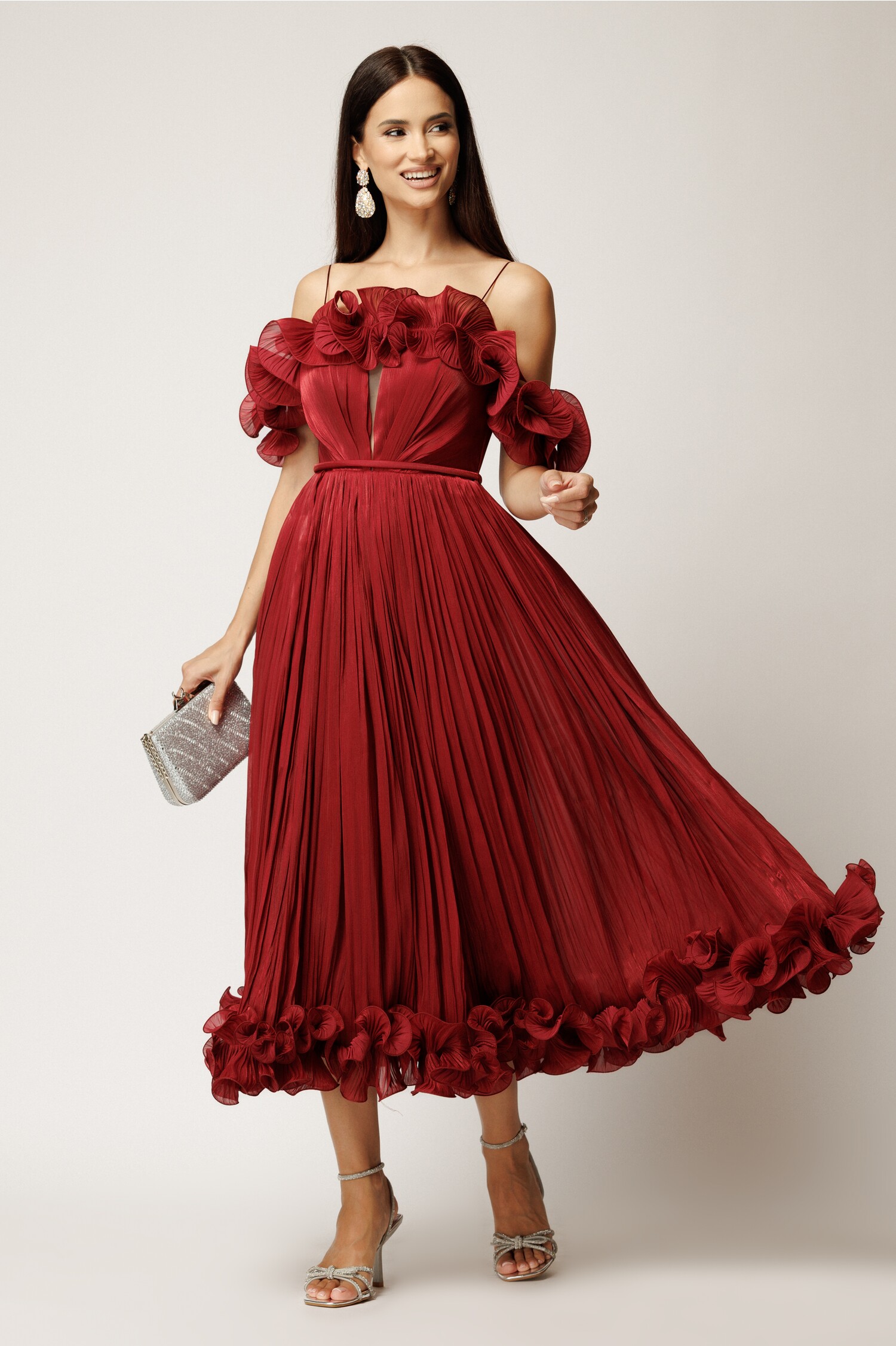 Rochie midi bordo în clos din voal satinat cu volanase Rochie midi bordo în clos din voal satinat cu volanase