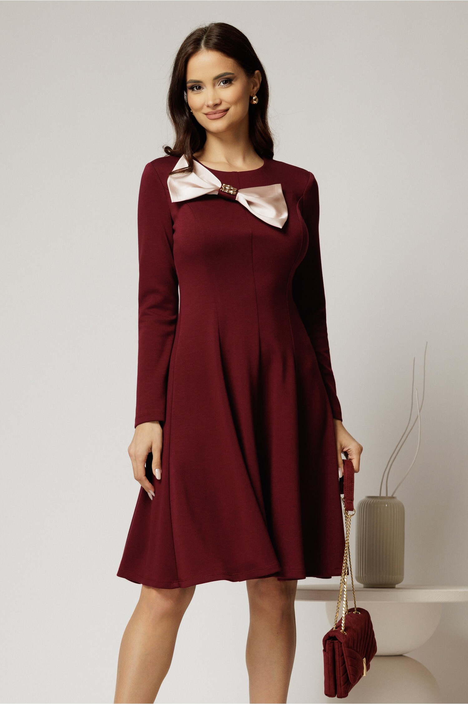 Rochie midi bordo cu funda maxi satinată pe bust Rochie midi bordo cu funda maxi satinată pe bust
