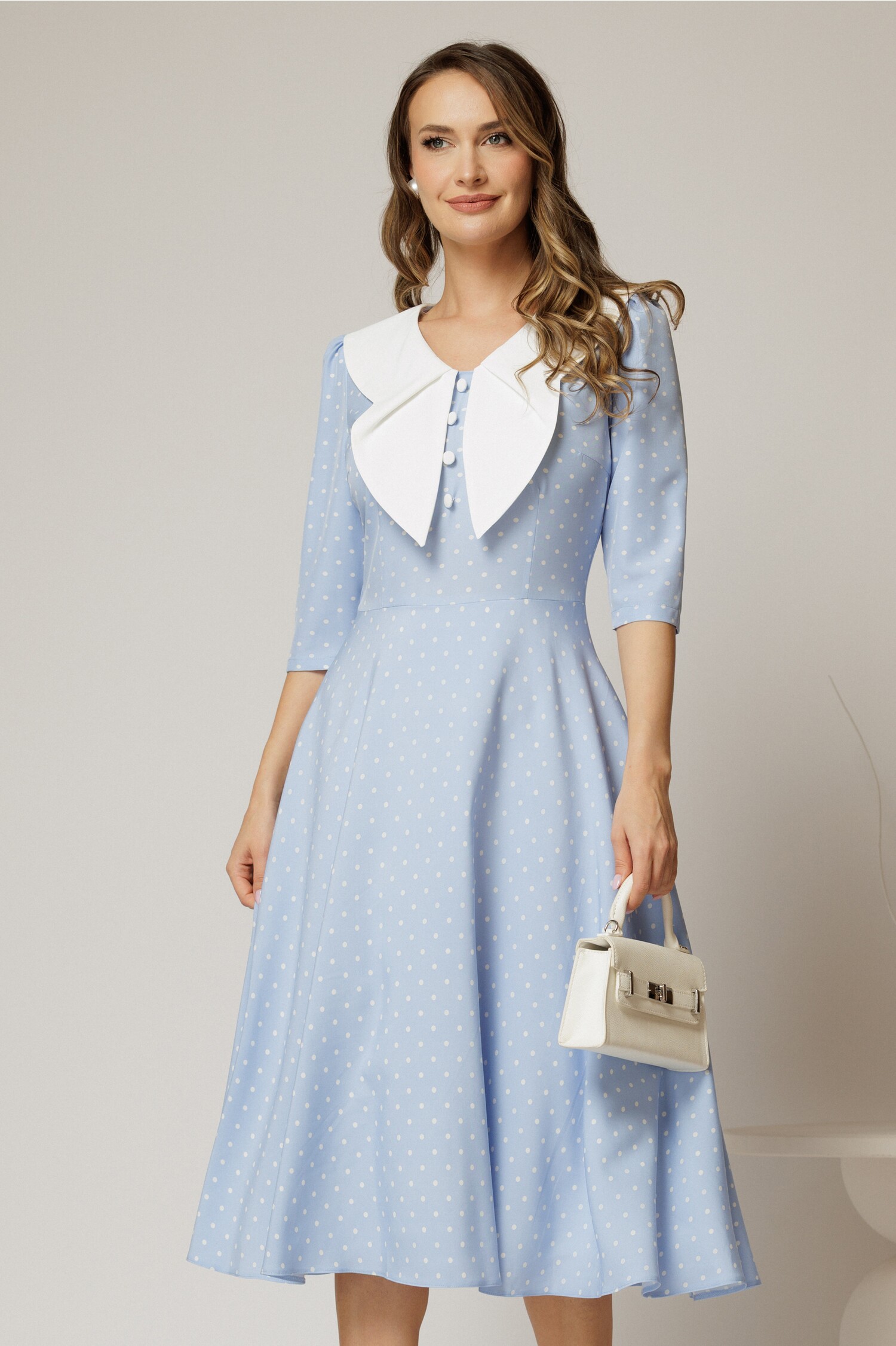 Rochie midi bleu cu buline și guler amplu, croi clos Rochie midi bleu cu buline și guler amplu, croi clos