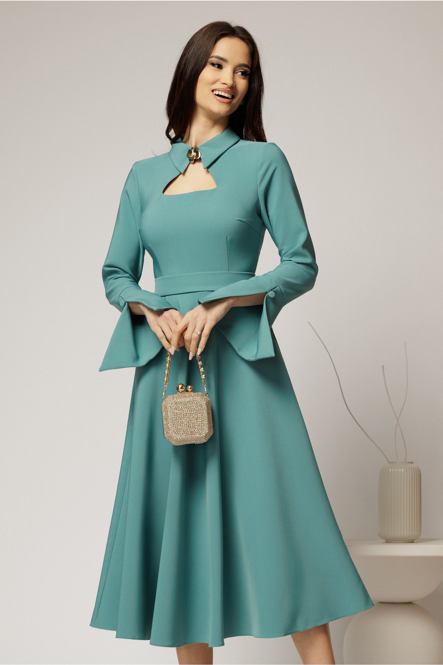 Rochie midi bleu cu guler cămașă și decupaj Rochie midi bleu cu guler cămașă și decupaj