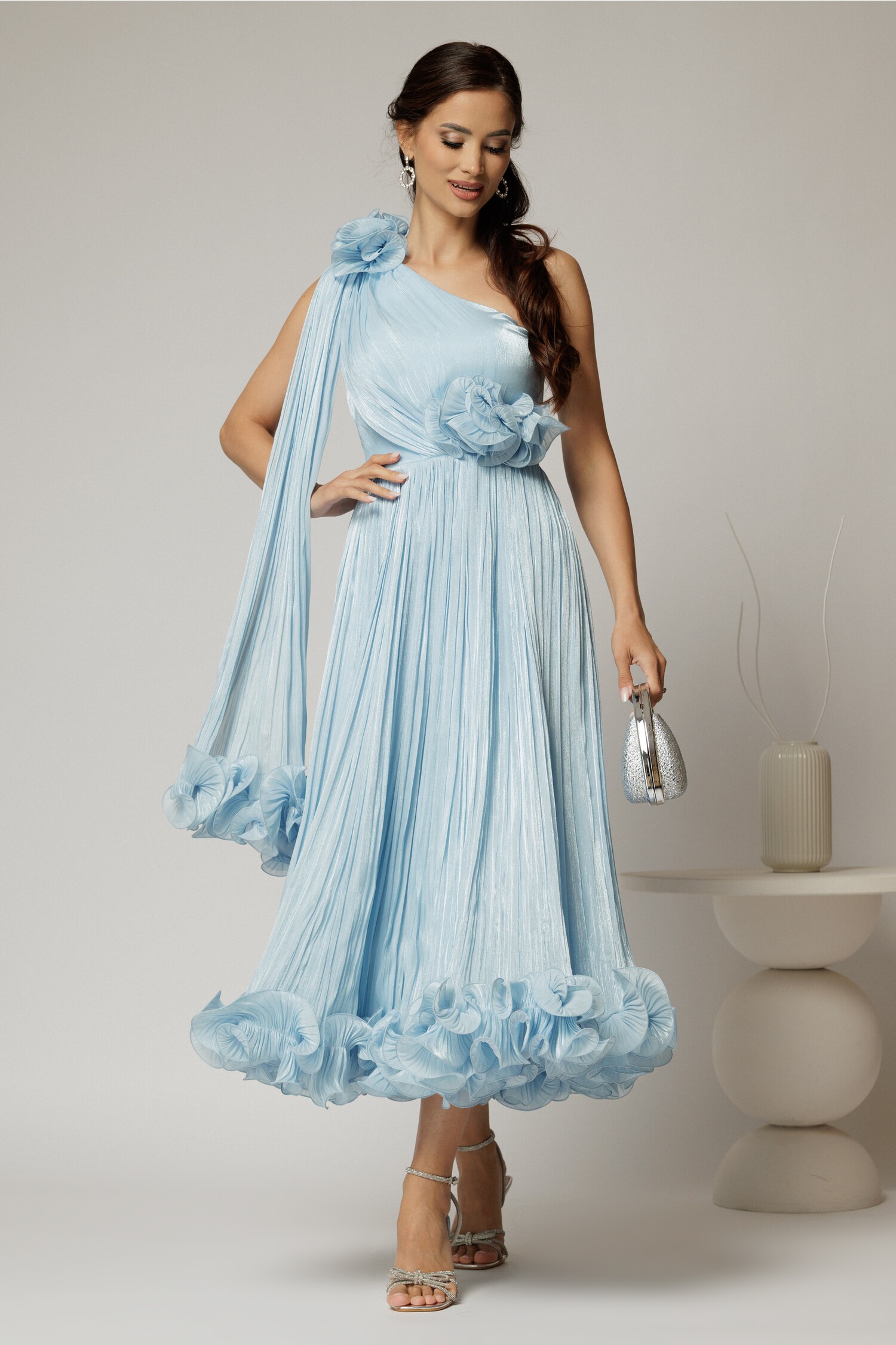 Rochie midi bleu din voal satinat cu volanase și flori Rochie midi bleu din voal satinat cu volanase și flori