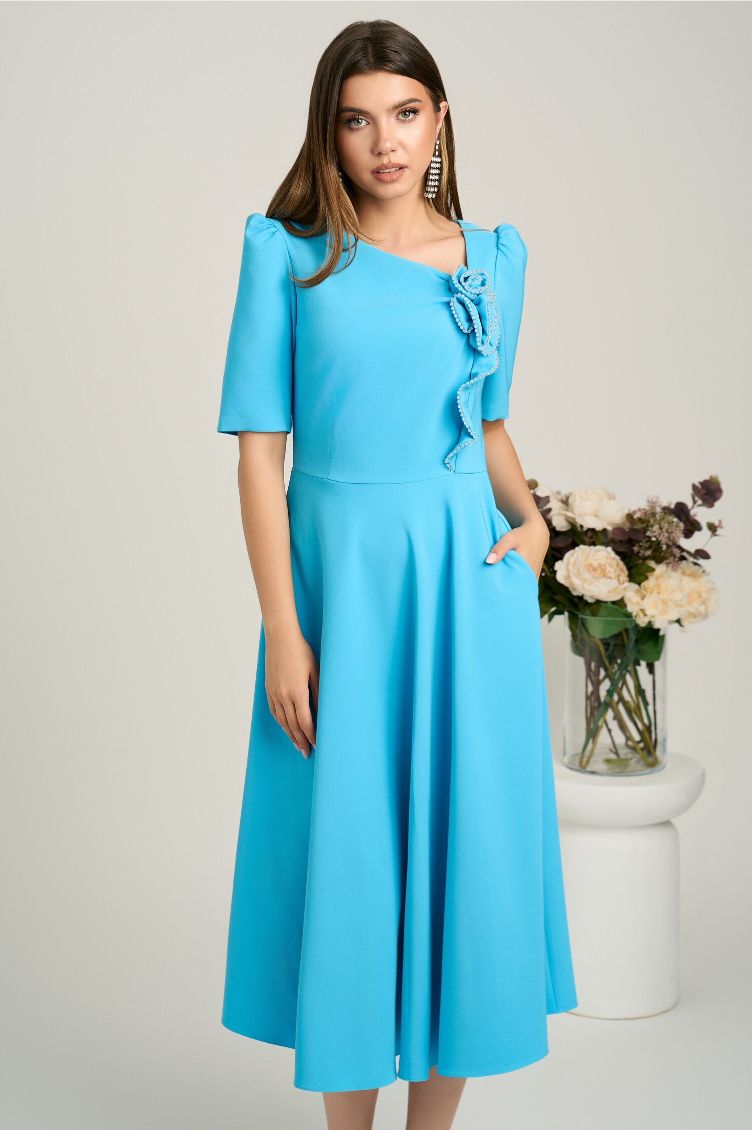Rochie midi bleu din stofă cu floare și mărgeluțe – LaDonna Rochie midi bleu din stofă cu floare și mărgeluțe – LaDonna