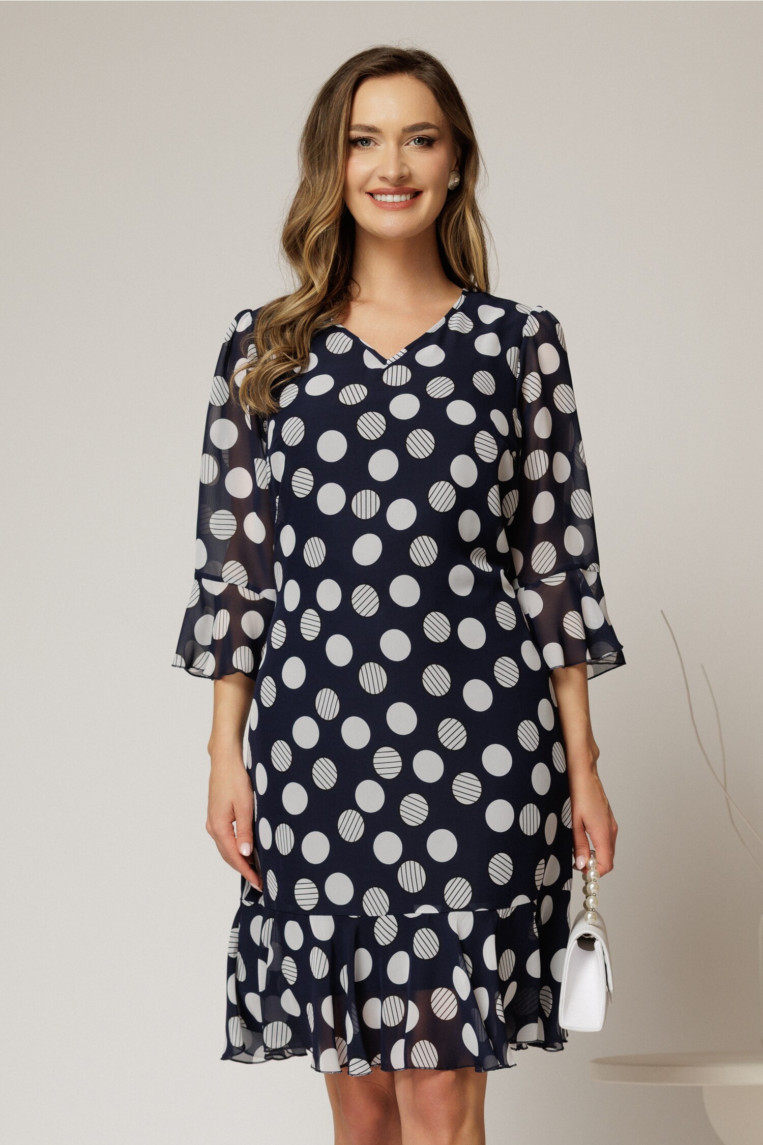 Rochie midi bleumarin cu buline, croi lejer și volanase Rochie midi bleumarin cu buline, croi lejer și volanase