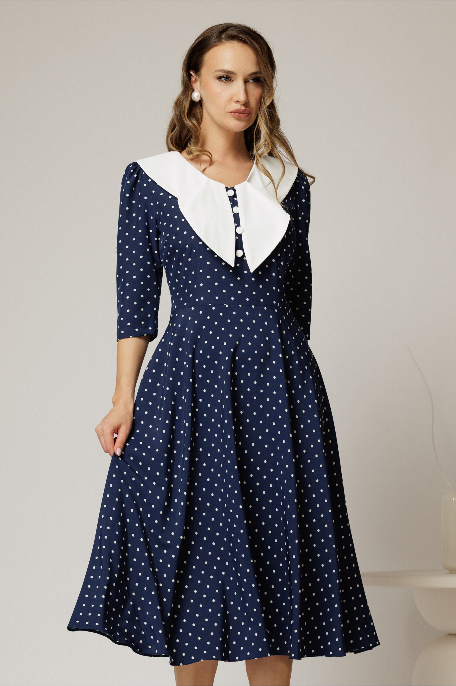 Rochie midi bleumarin cu buline și guler amplu, croi clos – DY Fashion Rochie midi bleumarin cu buline și guler amplu, croi clos – DY Fashion