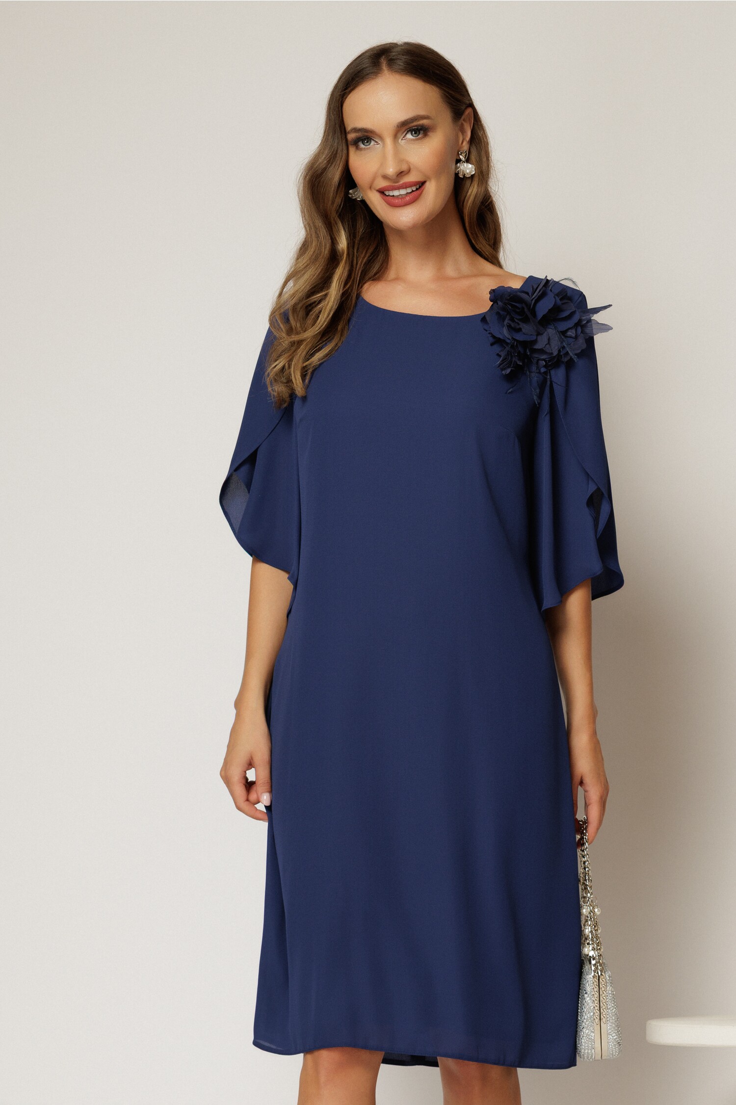 Rochie midi bleumarin de ocazie din voal cu aplicație florală – DY Fashion Rochie midi bleumarin de ocazie din voal cu aplicație florală – DY Fashion