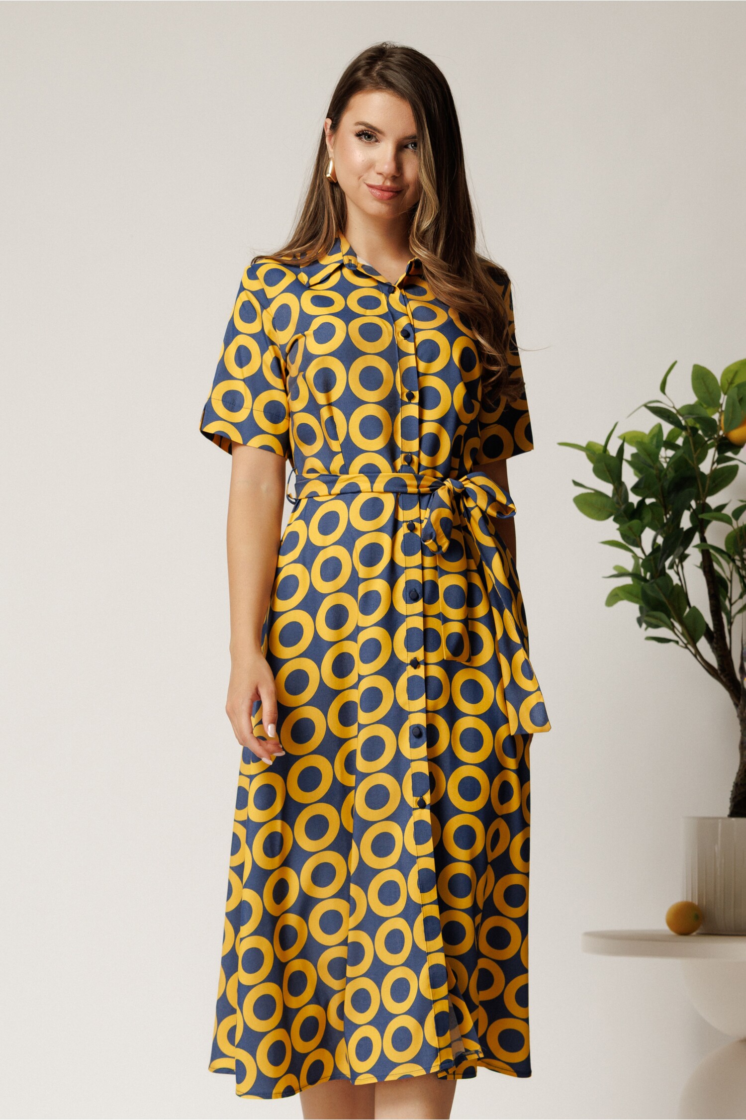 Rochie midi bleumarin din bumbac cu cercuri galbene și cordon în talie Rochie midi bleumarin din bumbac cu cercuri galbene și cordon în talie