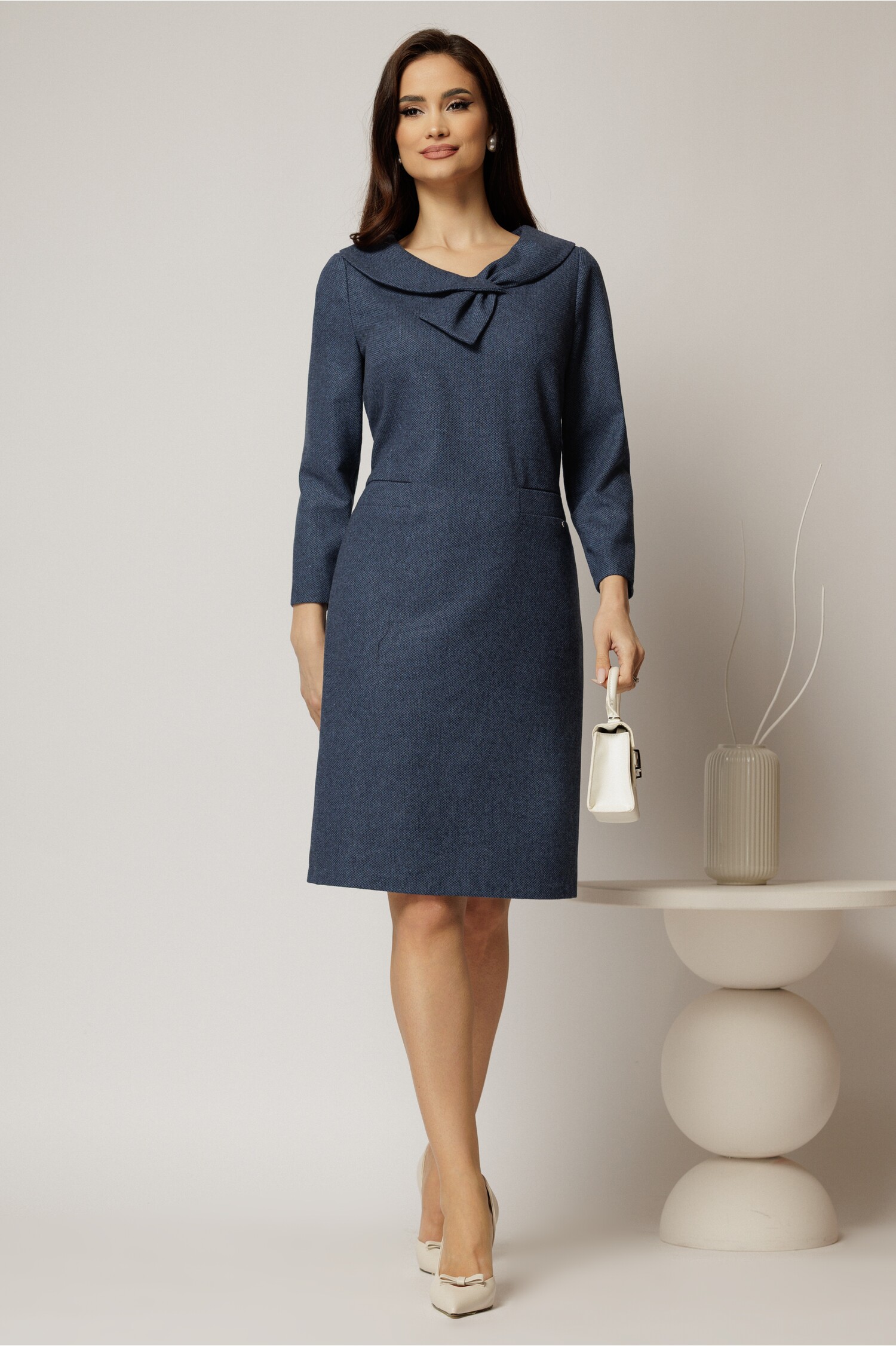 Rochie midi bleumarin cu design la decolteu și buzunare Rochie midi bleumarin cu design la decolteu și buzunare