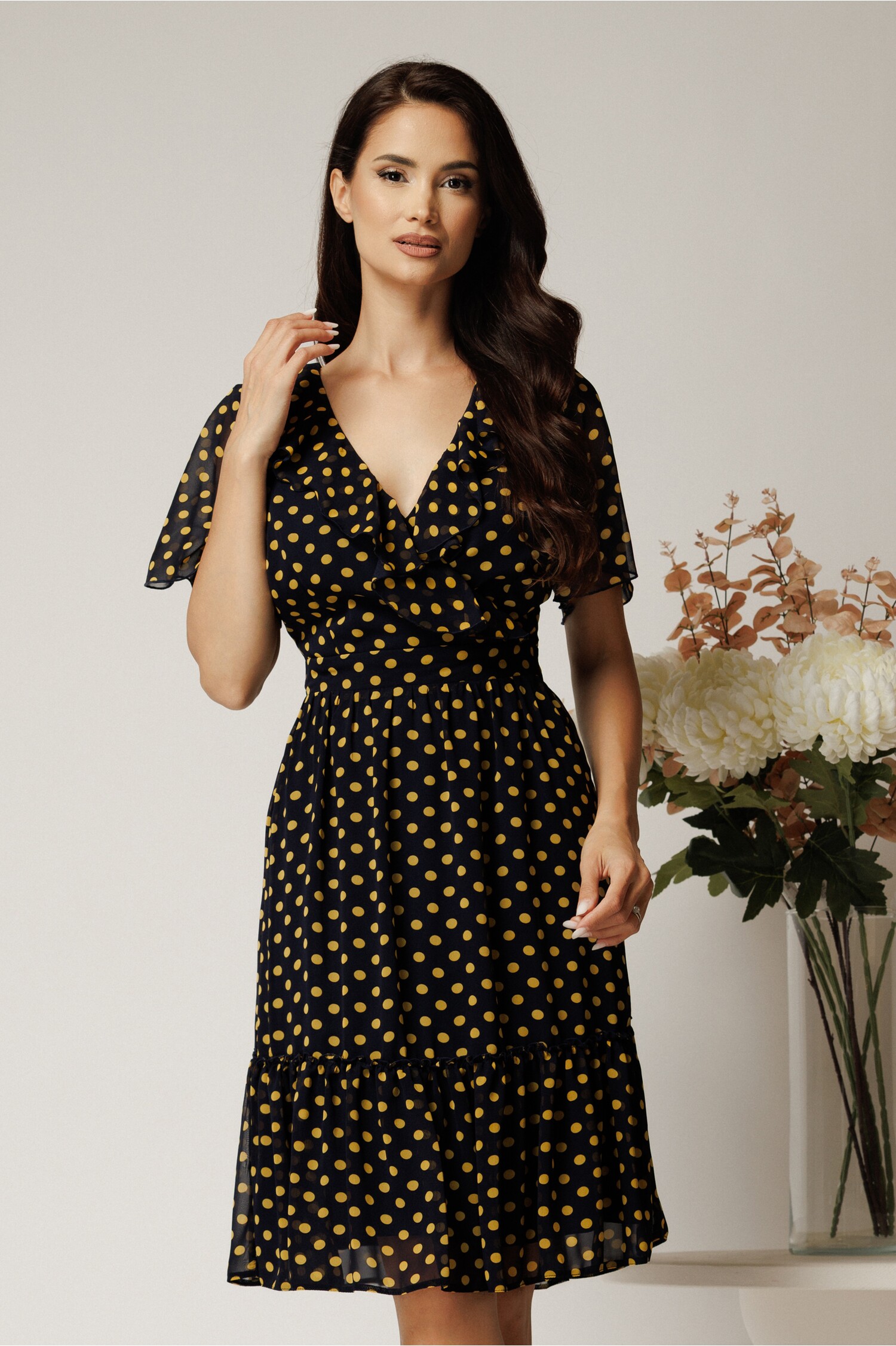 Rochie midi bleumarin din voal cu buline galbene și volane Rochie midi bleumarin din voal cu buline galbene și volane