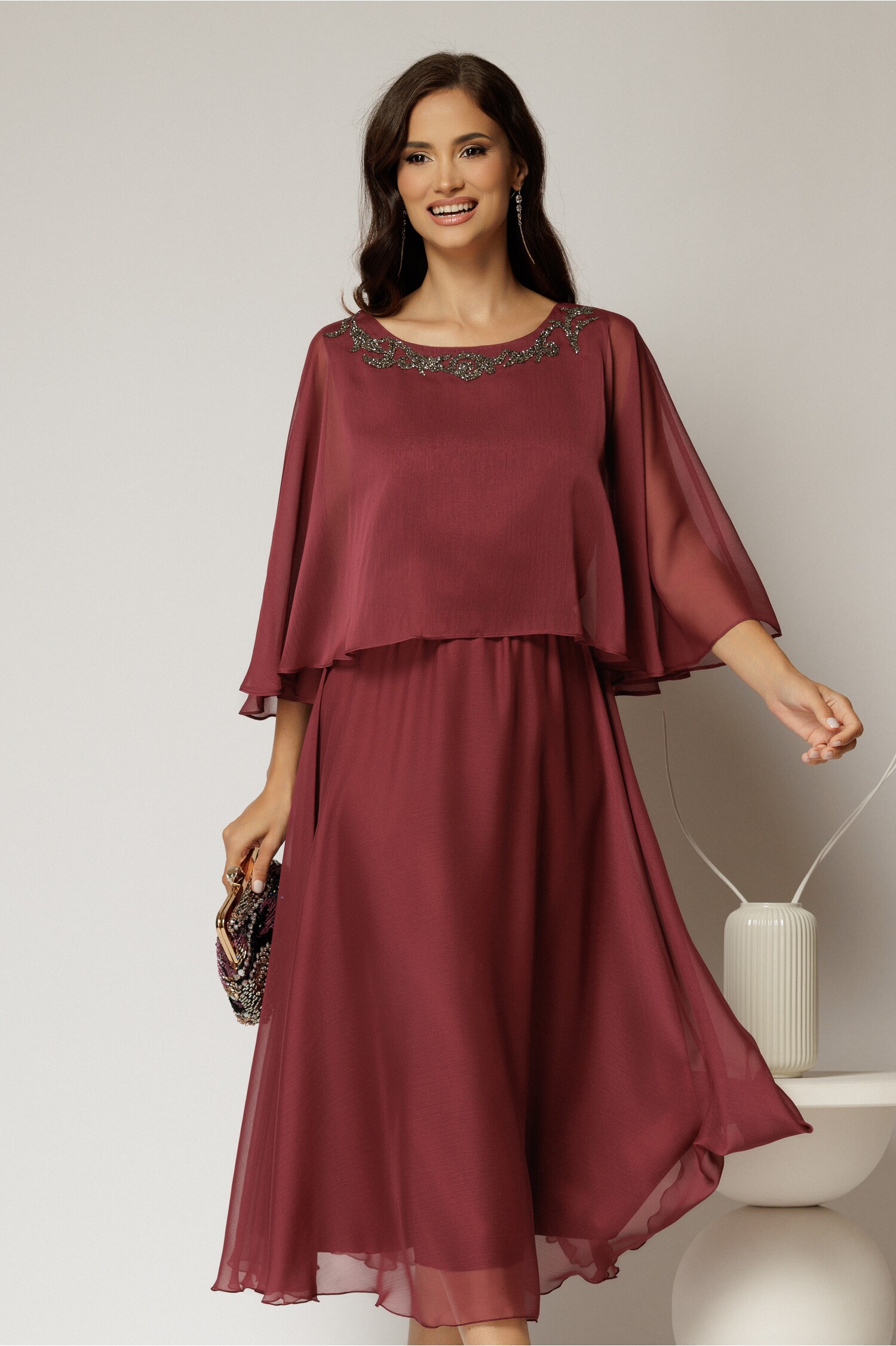 Rochie midi căramizie de ocazie din voal cu aplicații la decolteu – DY Fashion Rochie midi căramizie de ocazie din voal cu aplicații la decolteu – DY Fashion