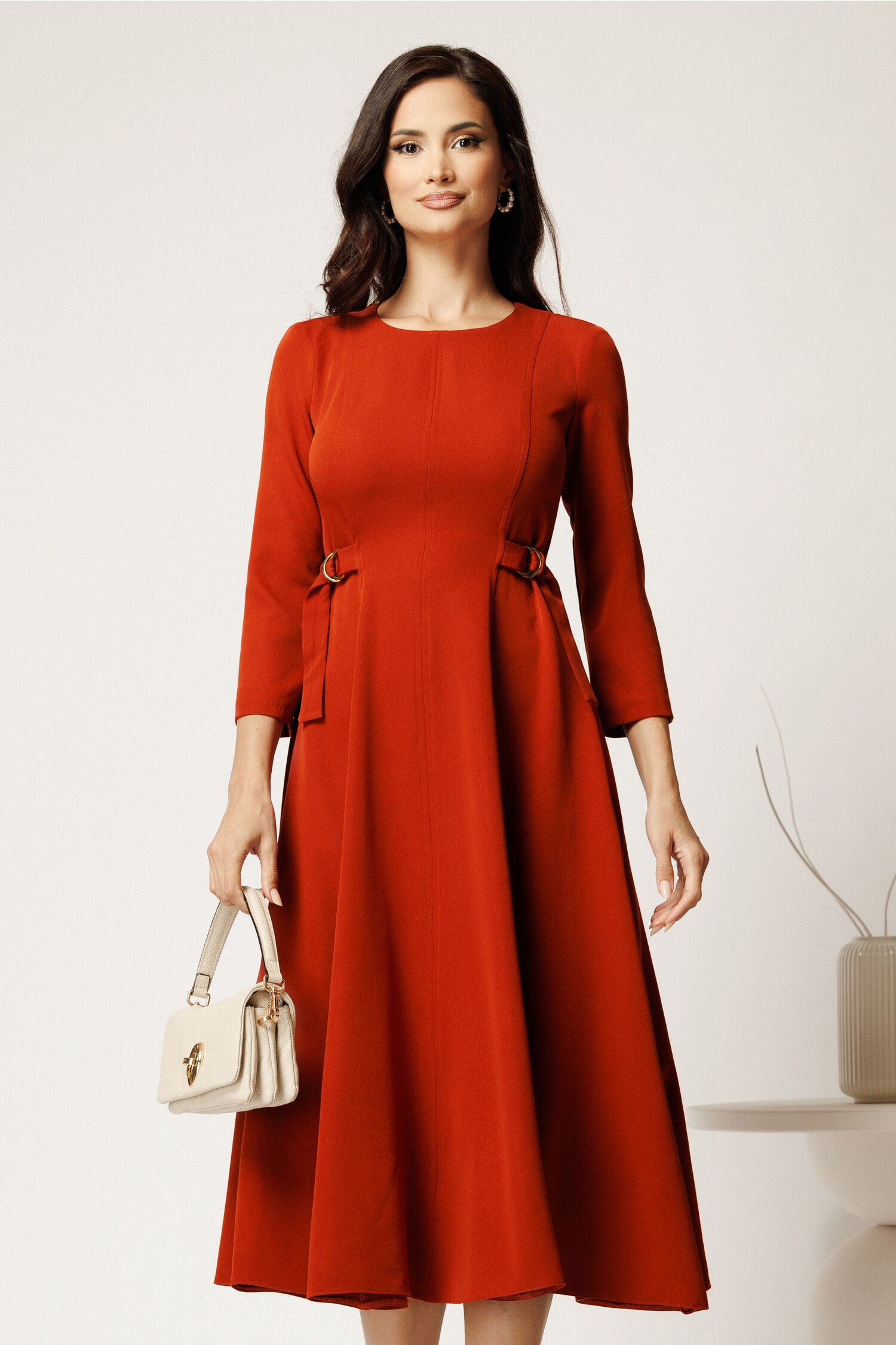 Rochie midi caramizie din stofă în cloș cu catarame în talie Rochie midi caramizie din stofă în cloș cu catarame în talie