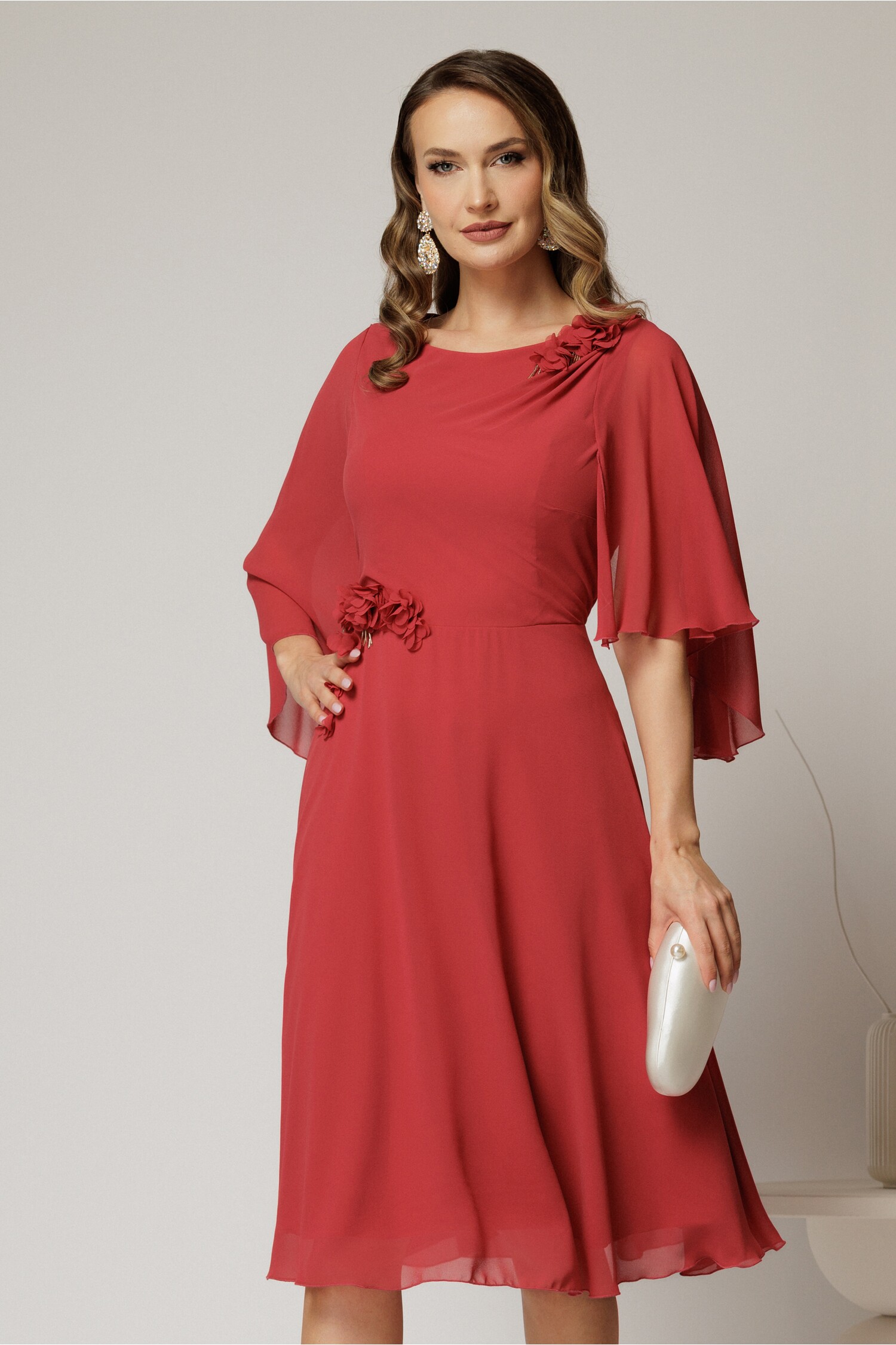 Rochie midi caramizie din voal cu flori pe talie și umăr Rochie midi caramizie din voal cu flori pe talie și umăr