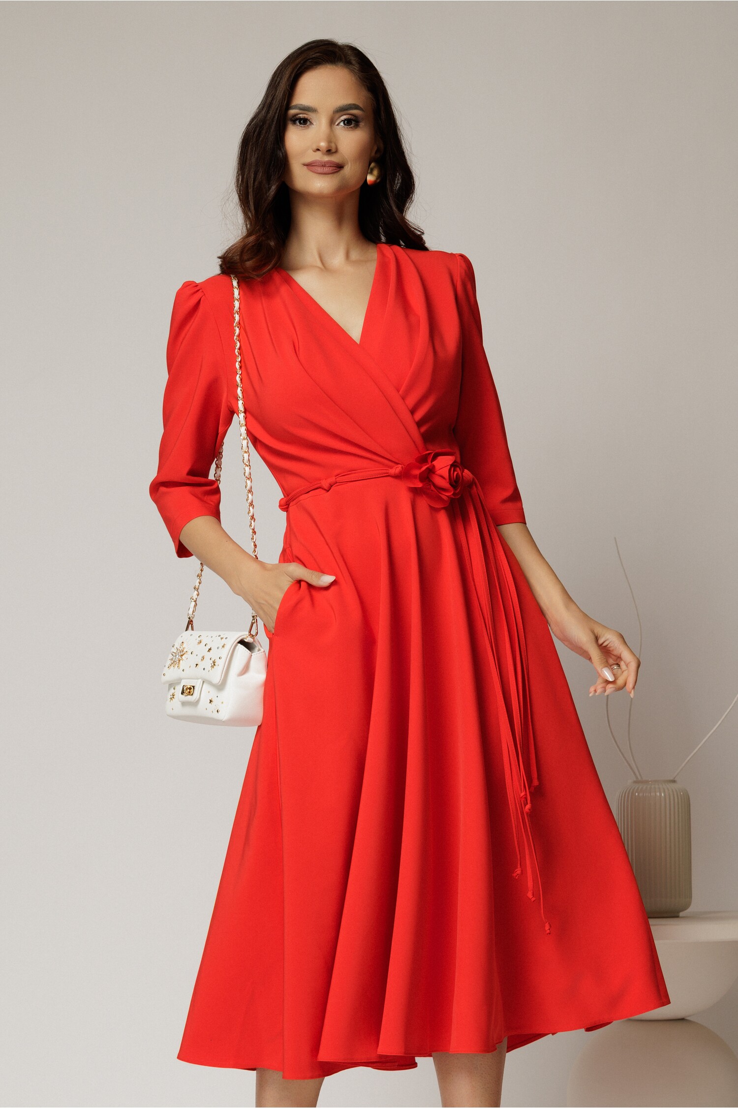 Rochie midi corai din stofă cu floare în talie Rochie midi corai din stofă cu floare în talie