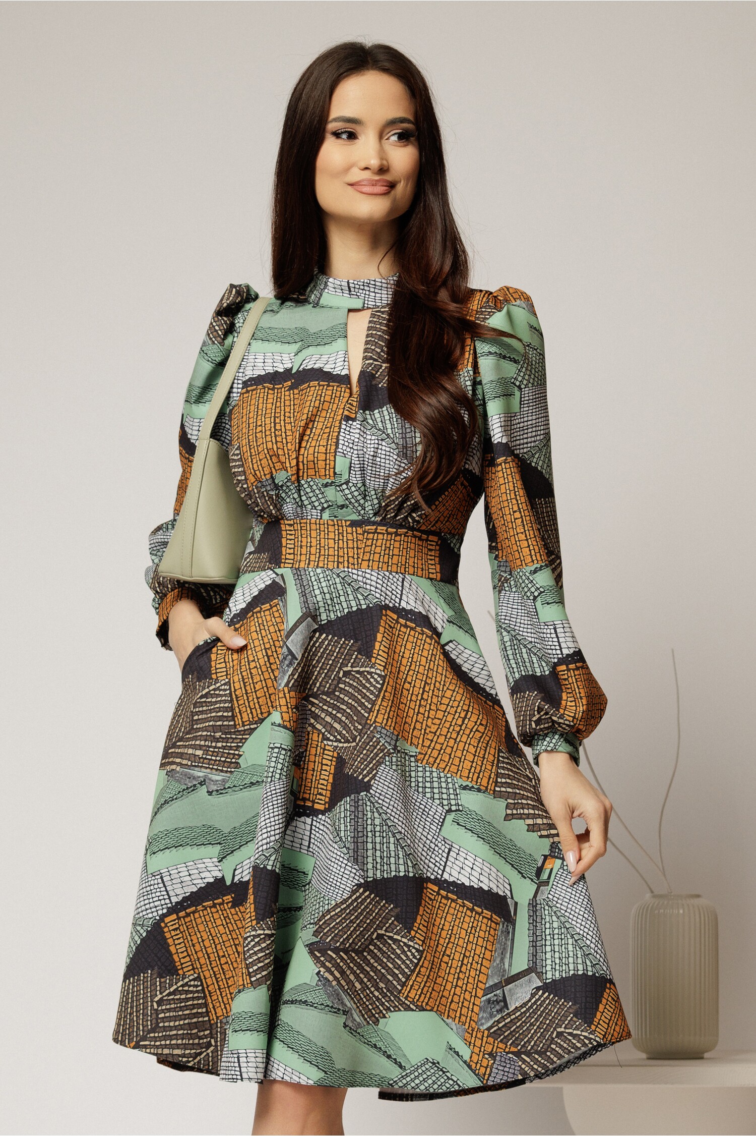 Rochie midi cu imprimeu verde-maro și decupaj Rochie midi cu imprimeu verde-maro și decupaj