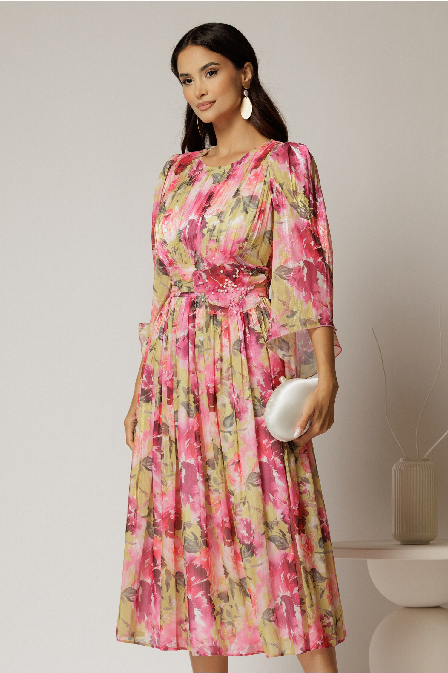 Rochie midi de ocazie cu imprimeuri fucsia din voal peliculizat cu perle pe talie – DY Fashion Rochie midi de ocazie cu imprimeuri fucsia din voal peliculizat cu perle pe talie – DY Fashion