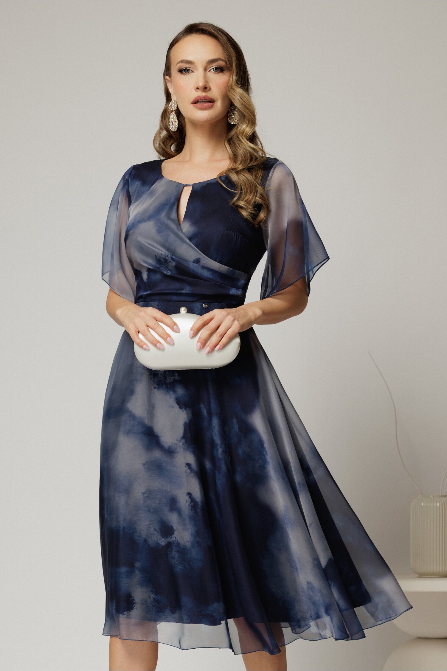 Rochie midi elegantă în degrade bleumarin din voal fin Rochie midi elegantă în degrade bleumarin din voal fin