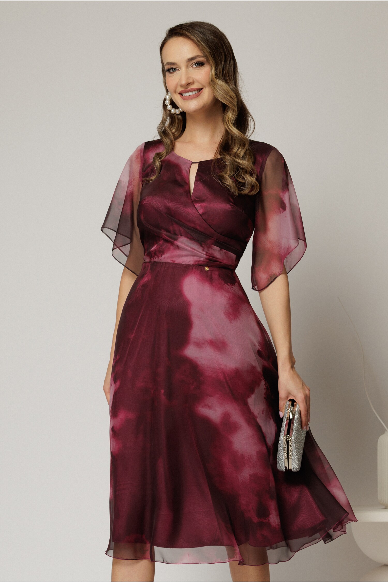 Rochie midi de ocazie în degrade magenta din voal fin Rochie midi de ocazie în degrade magenta din voal fin