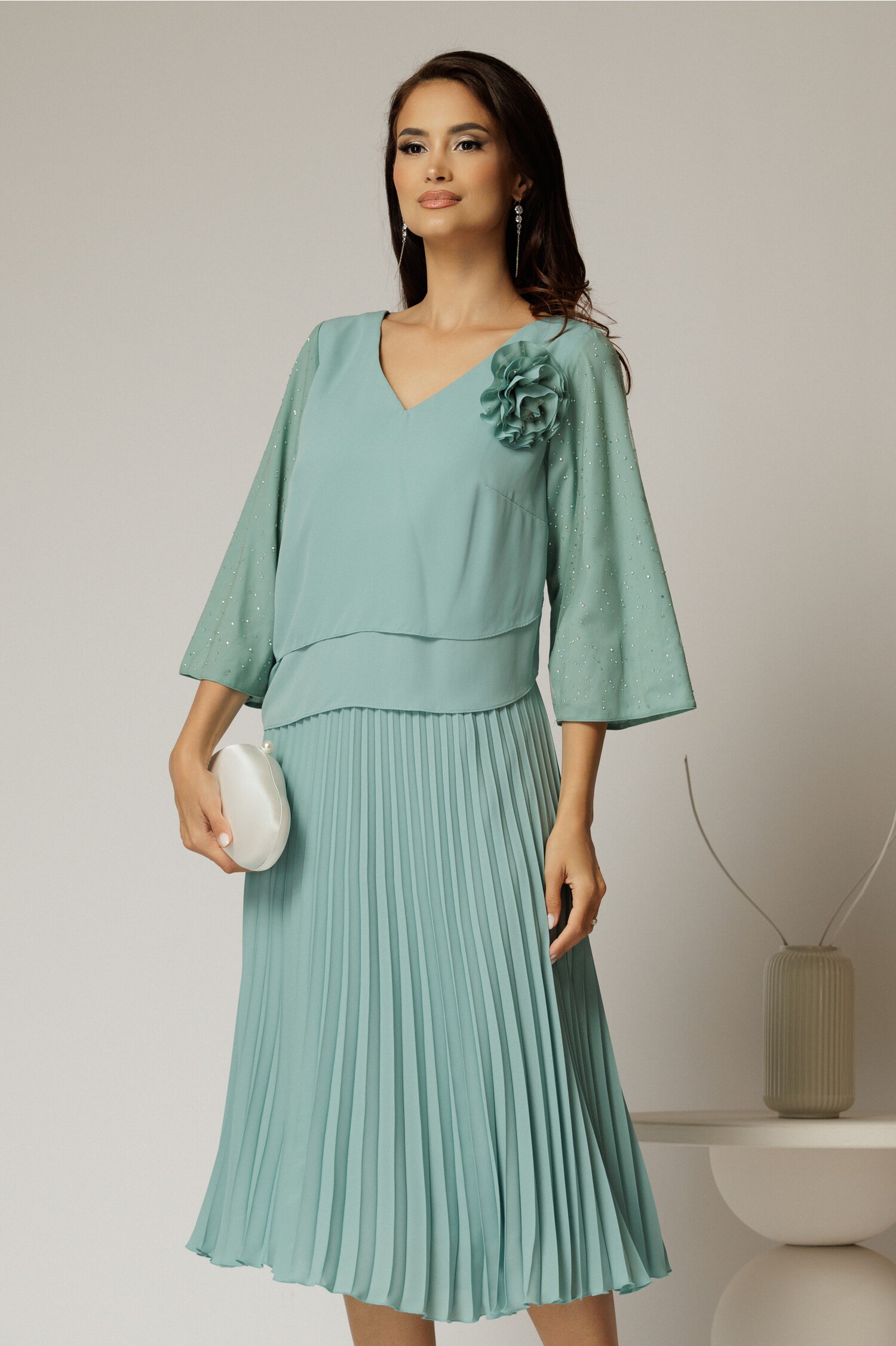 Rochie midi de ocazie verde mentă cu fustă plisată și strassuri – DY Fashion Rochie midi de ocazie verde mentă cu fustă plisată și strassuri – DY Fashion