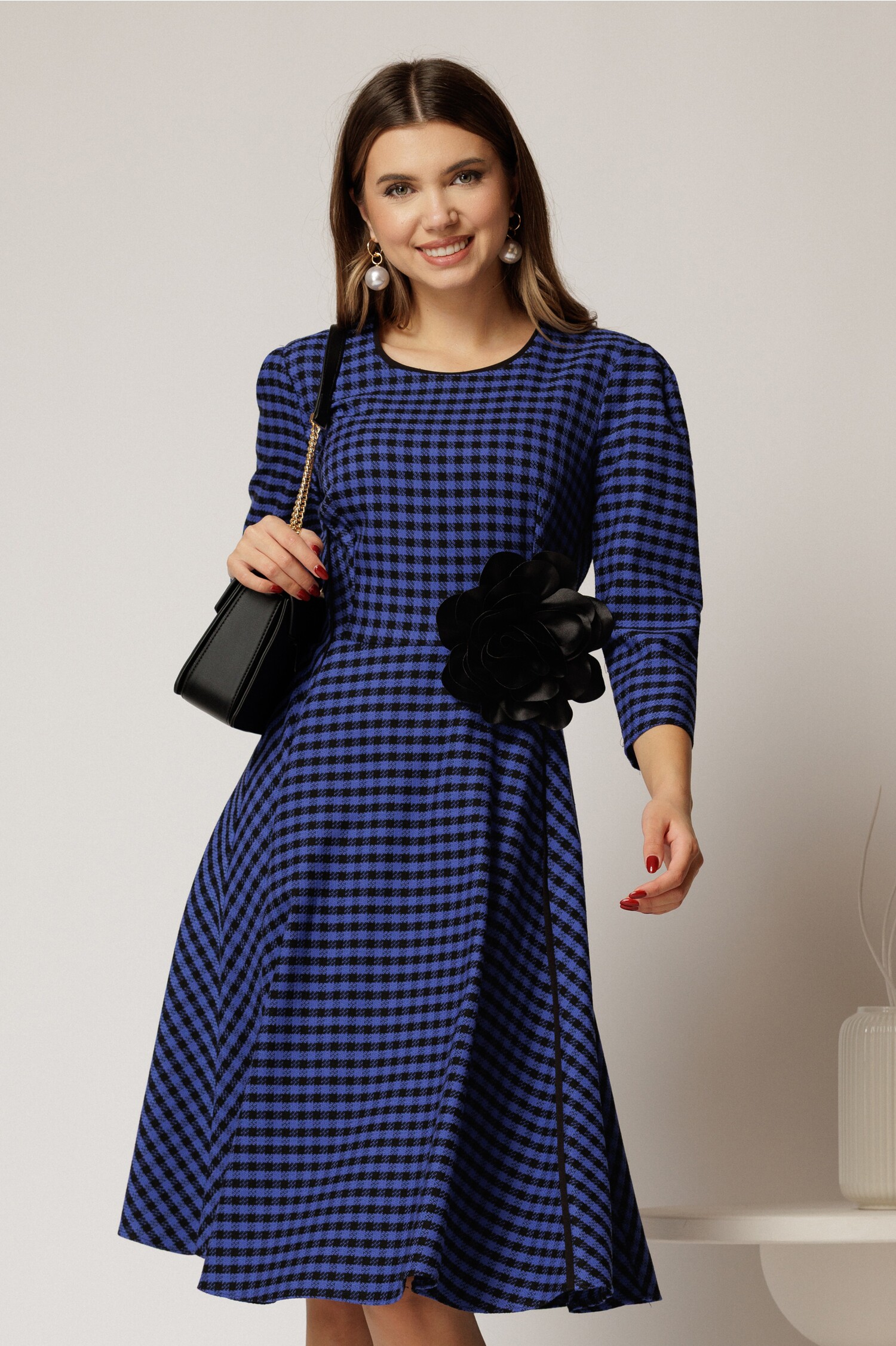 Rochie midi office din stofă carou albastru cu finisaje negre Rochie midi office din stofă carou albastru cu finisaje negre