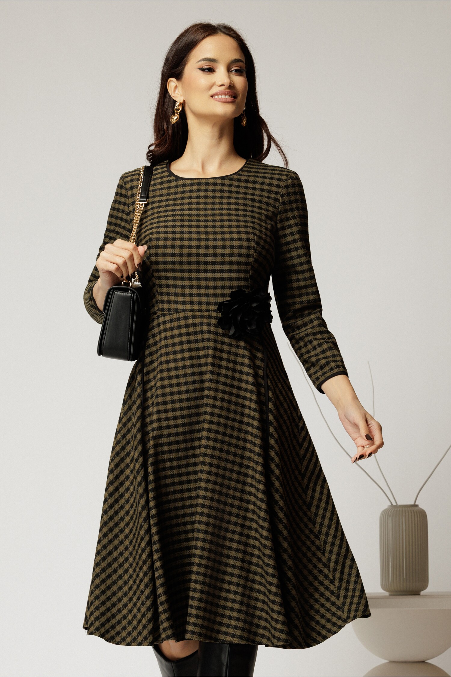 Rochie midi din stofă carou kaki cu finisaje negre Rochie midi din stofă carou kaki cu finisaje negre