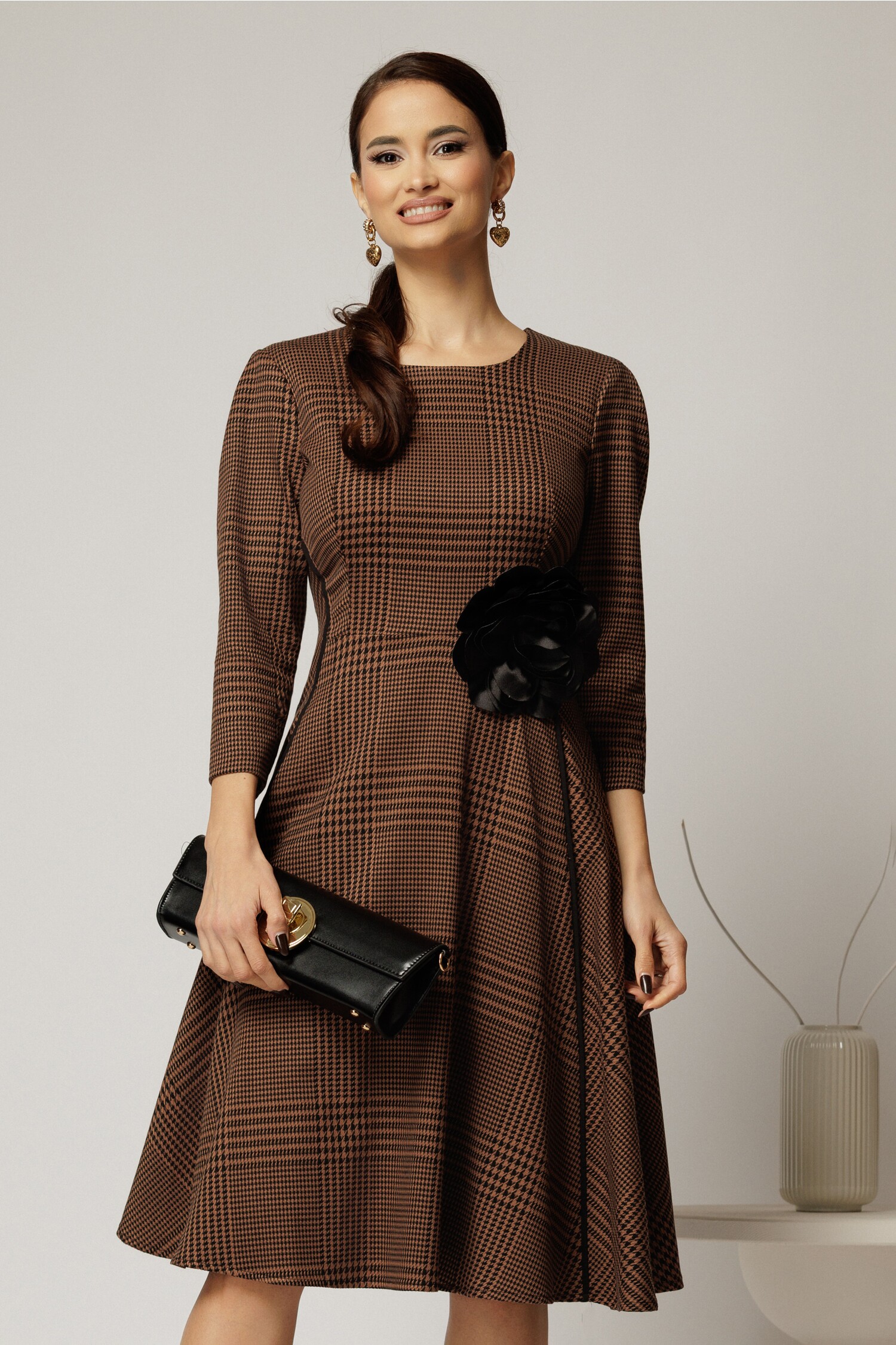 Rochie midi în carouri maro cu detalii negre Rochie midi în carouri maro cu detalii negre
