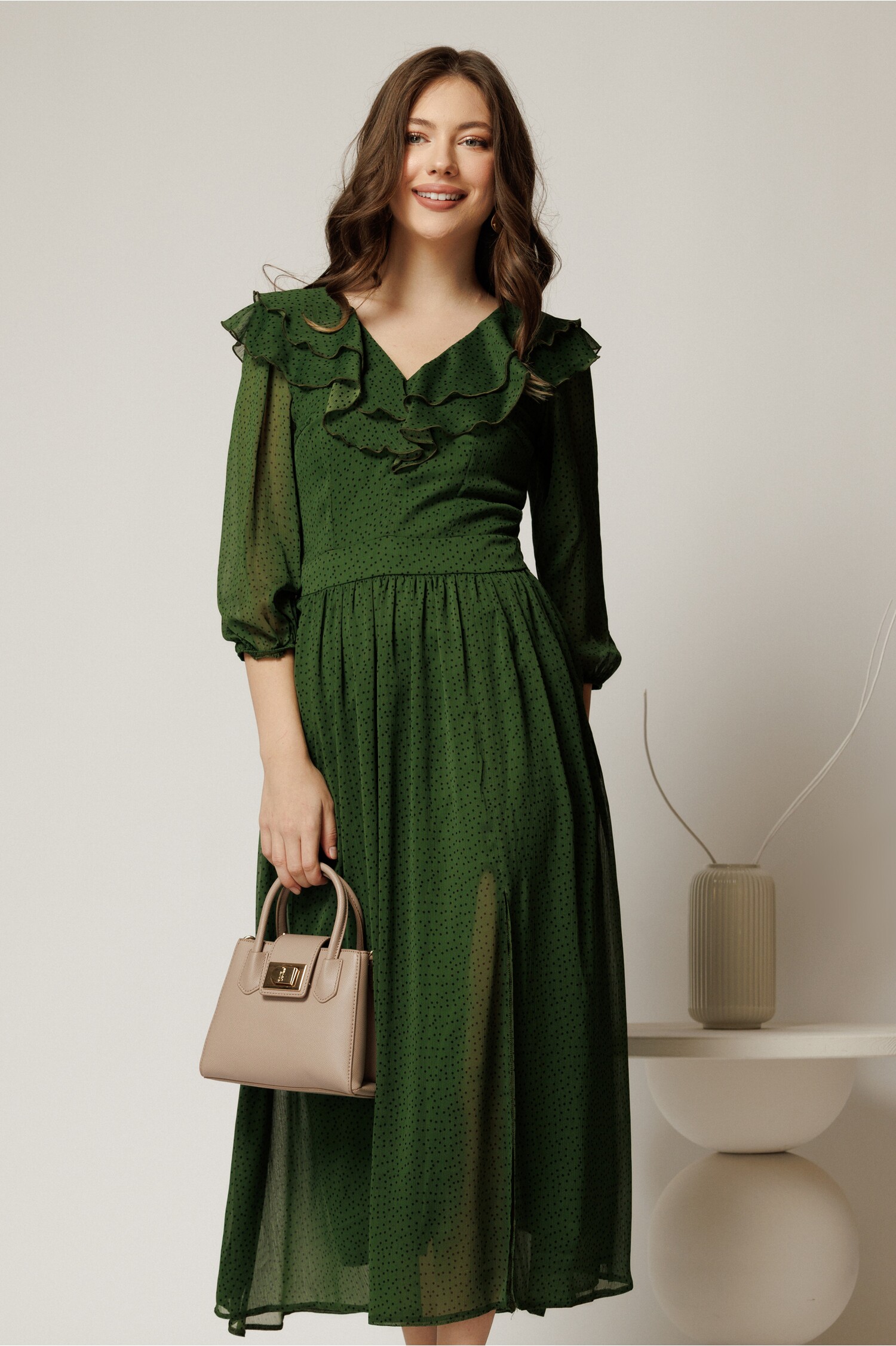 Rochie midi din voal verde cu buline și volănașe la decolteu Rochie midi din voal verde cu buline și volănașe la decolteu