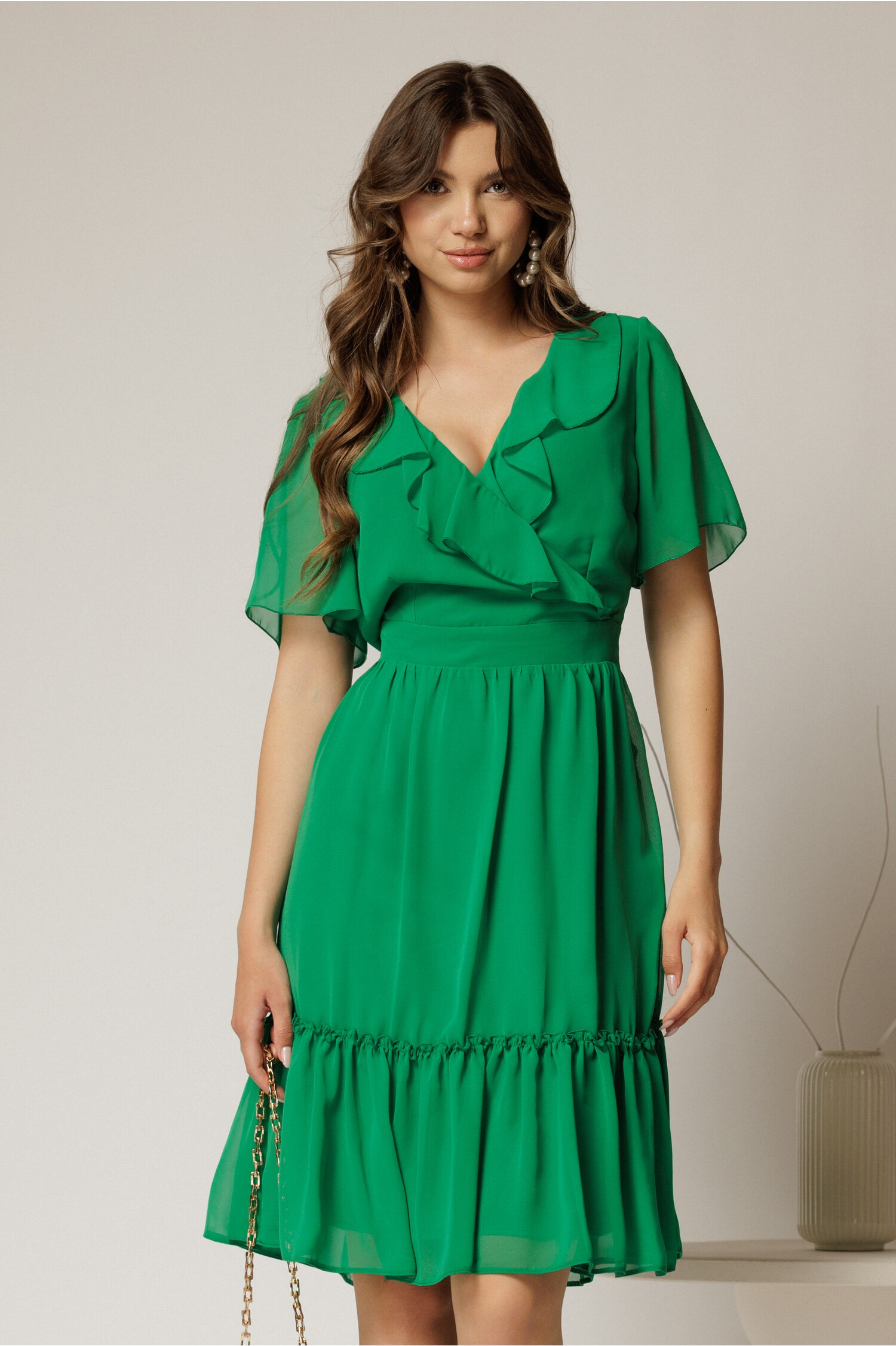 Rochie midi din voal verde cu decolteu petrecut, volanase și maneci scurte – DY Fashion Rochie midi din voal verde cu decolteu petrecut, volanase și maneci scurte – DY Fashion