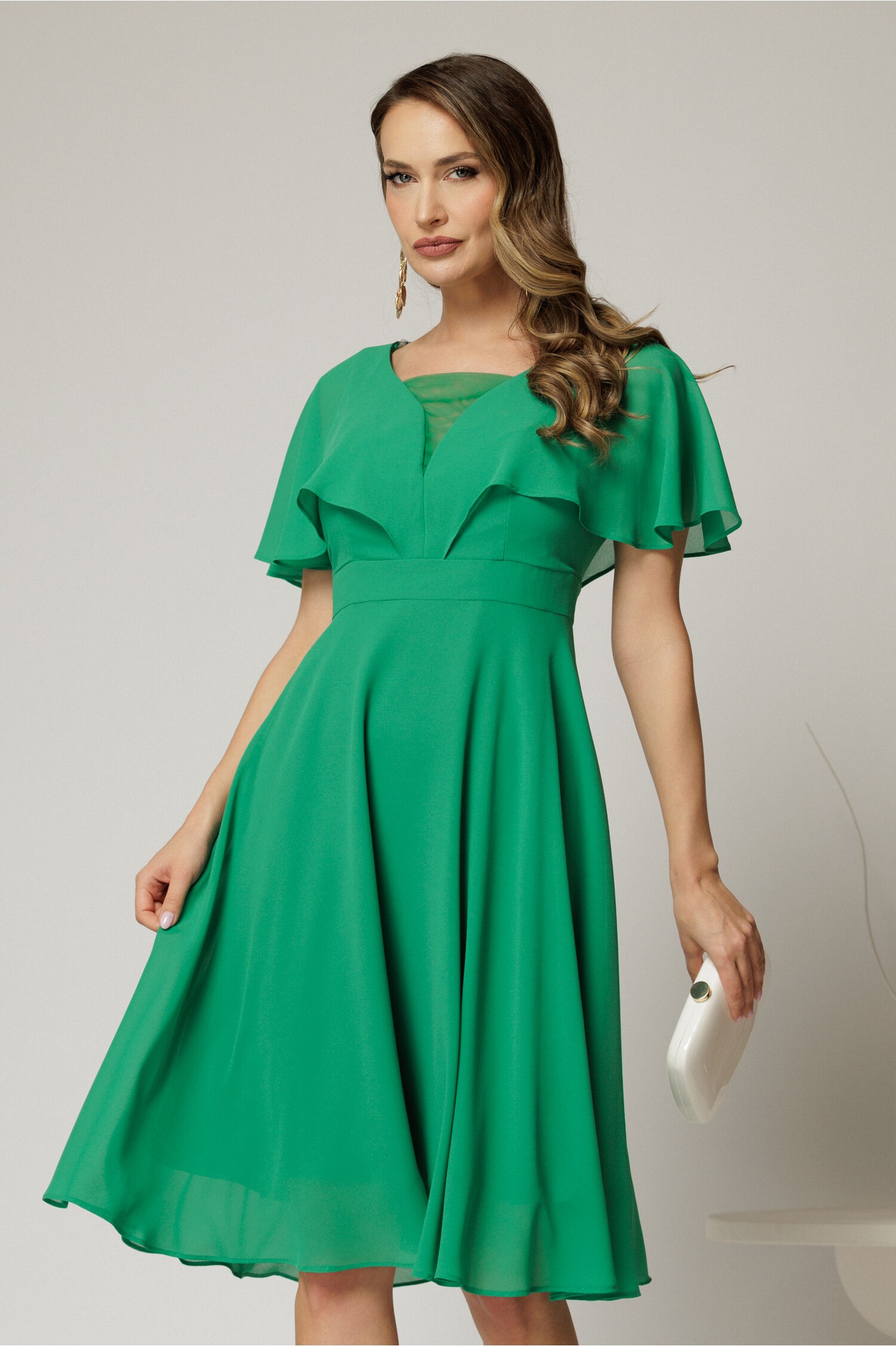 Rochie midi din voal verde cu mâneci evazate și decolteu adânc Rochie midi din voal verde cu mâneci evazate și decolteu adânc