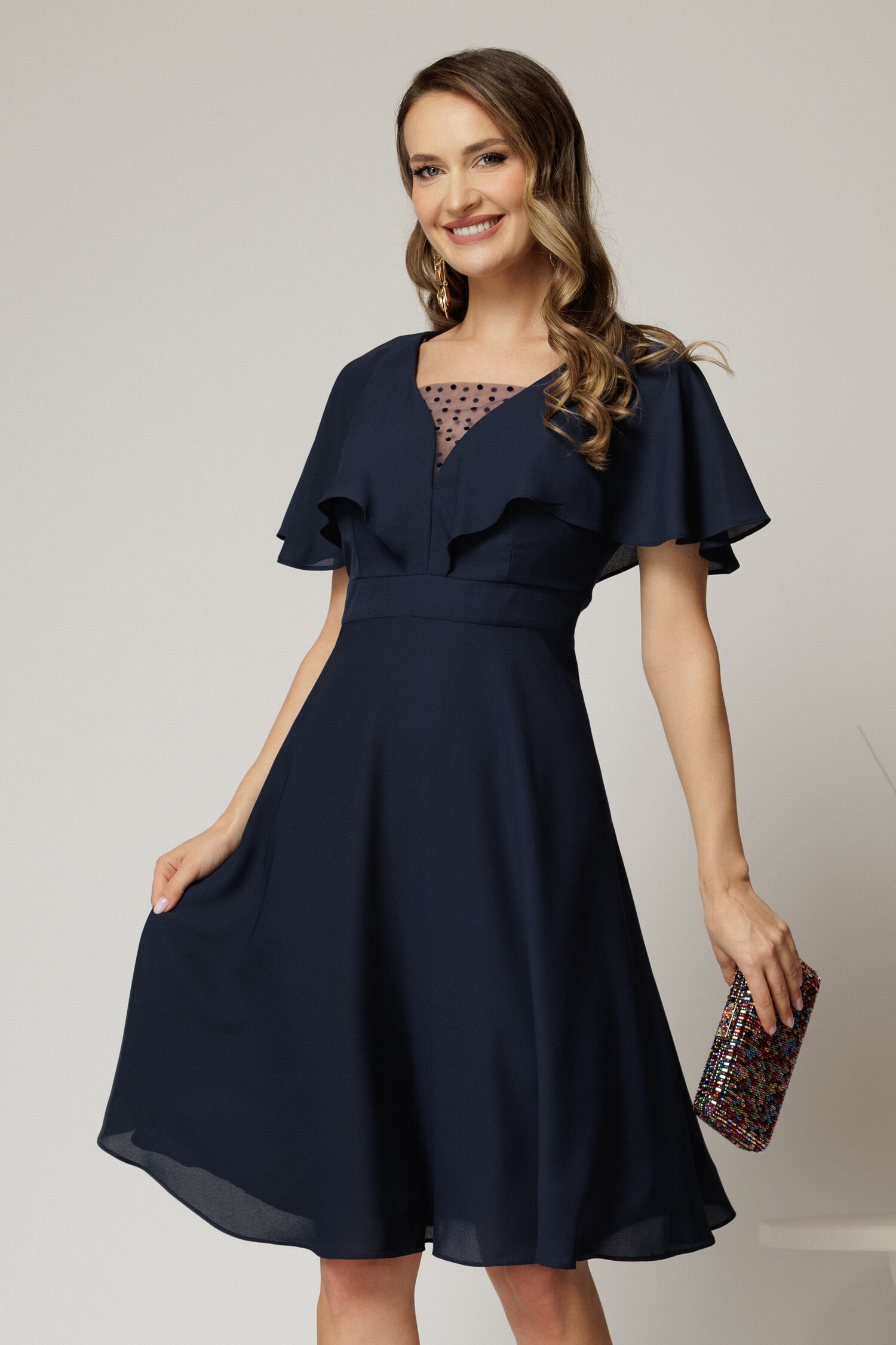 Rochie midi din voal bleumarin cu mâneci evazate și decolteu adânc Rochie midi din voal bleumarin cu mâneci evazate și decolteu adânc