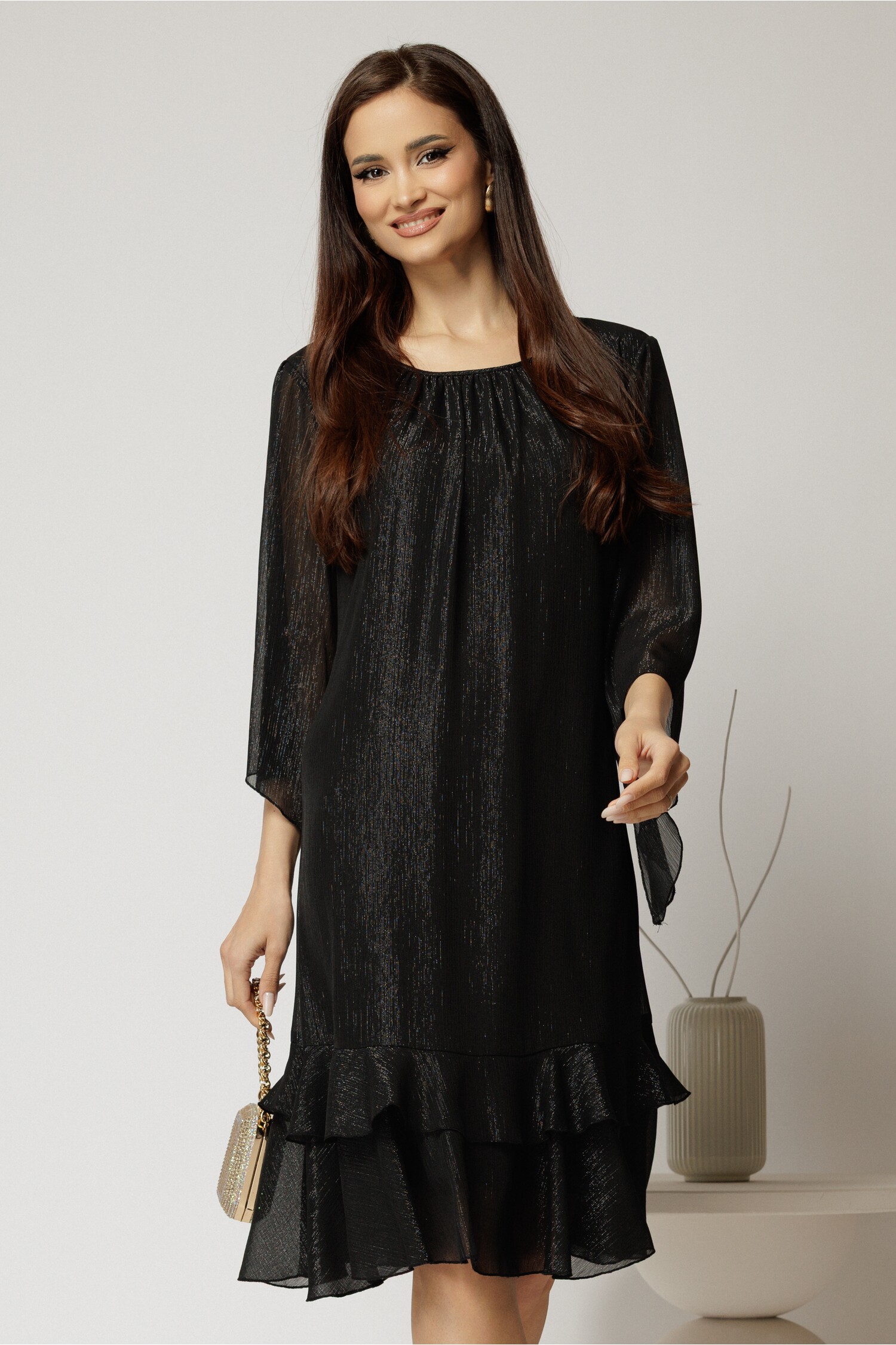 Rochie midi elegantă neagră cu fir lurex din voal, croi lejer și volănase la bază Rochie midi elegantă neagră cu fir lurex din voal, croi lejer și volănase la bază