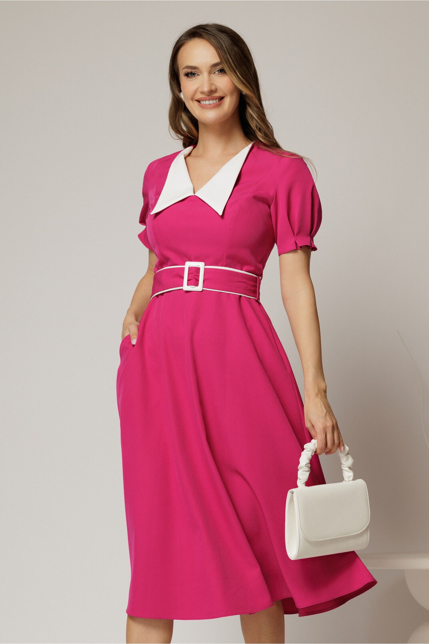 Rochie midi fucsia cu guler alb în contrast și cordon cu insertii Rochie midi fucsia cu guler alb în contrast și cordon cu insertii