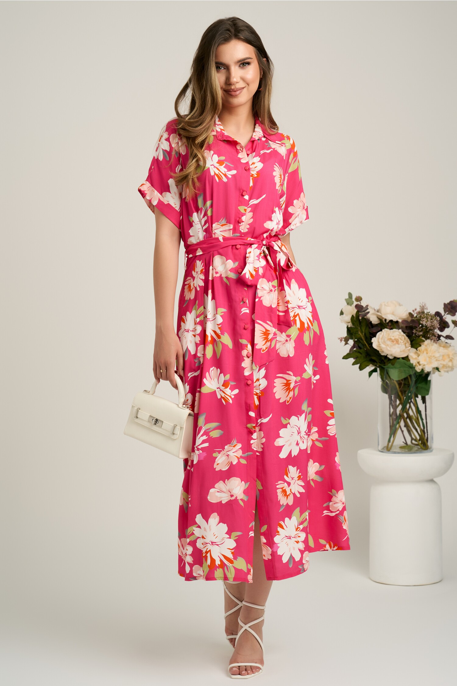 Rochie midi fucsia cu flori albe din viscoză, în clini, cu nasturi și cordon în talie Rochie midi fucsia cu flori albe din viscoză, în clini, cu nasturi și cordon în talie